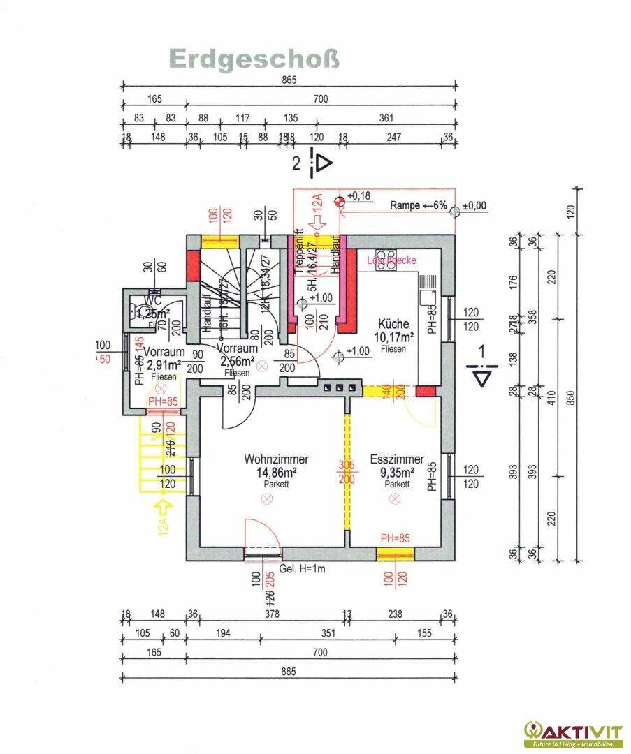 Grundriss des Erdgeschosses mit Wohnzimmer, Esszimmer, Küche und Rampe.