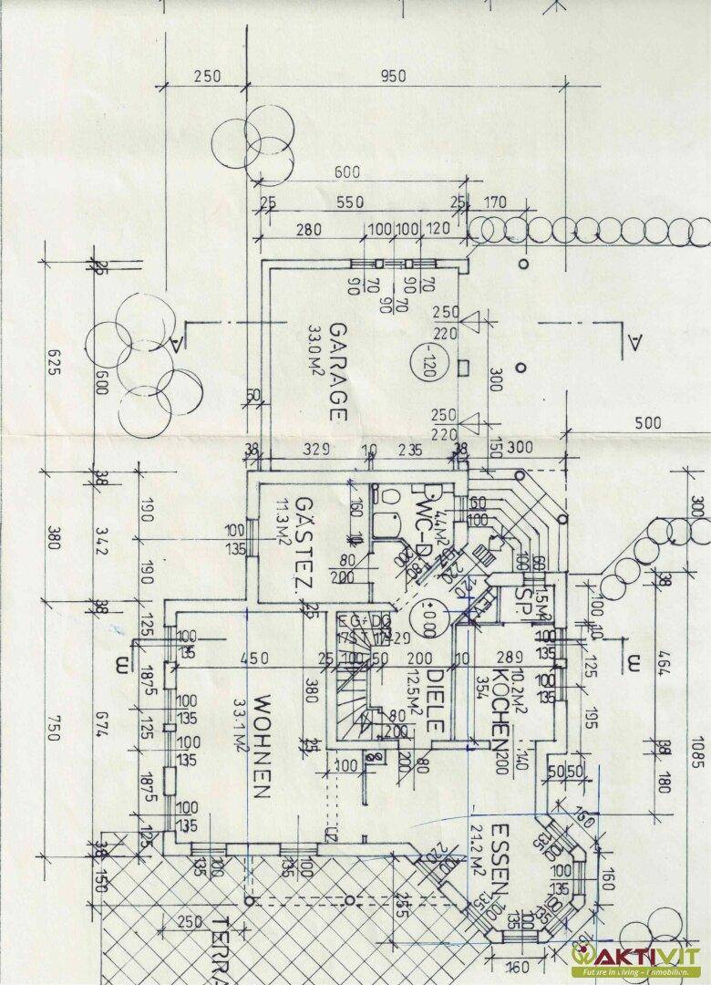 Detaillierter Grundriss des Erdgeschosses mit Wohnzimmer, Küche, Essbereich und Terrasse.
