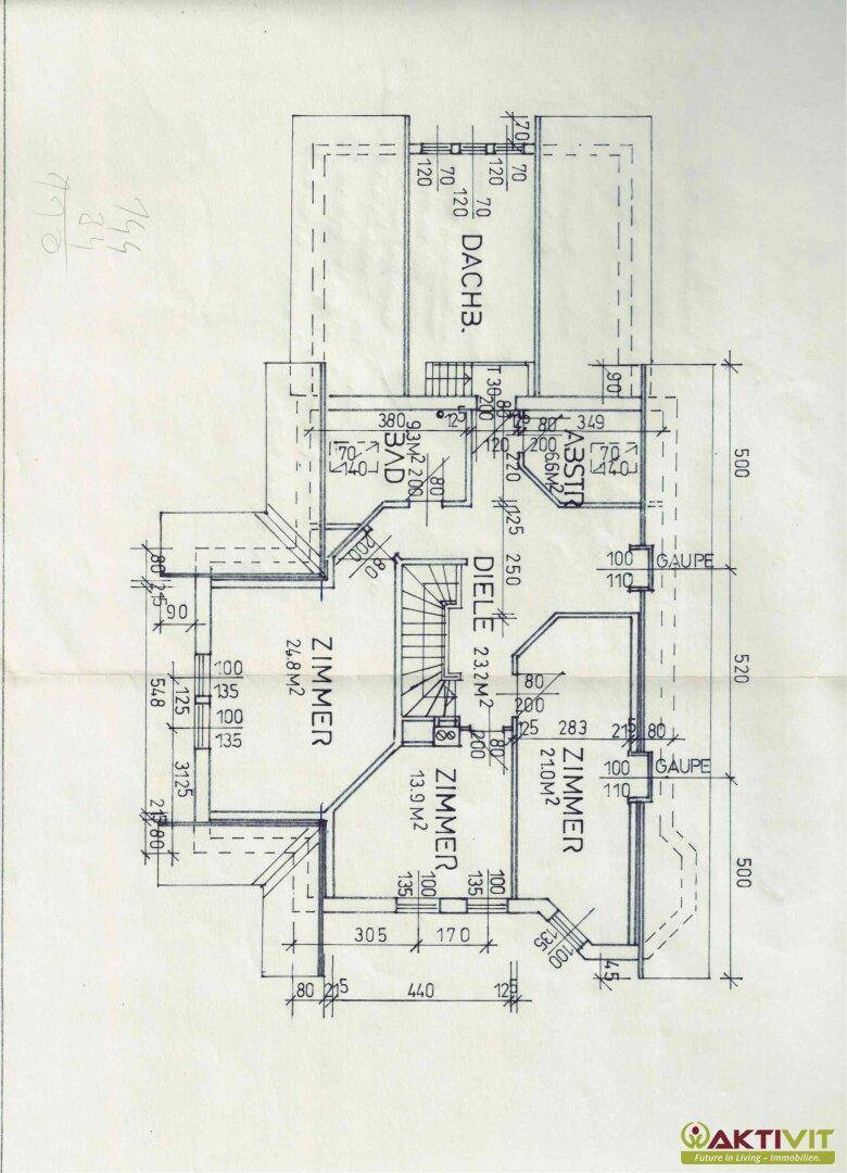 Grundriss des Obergeschosses mit mehreren Zimmern, Bad und Dachschrägen.
