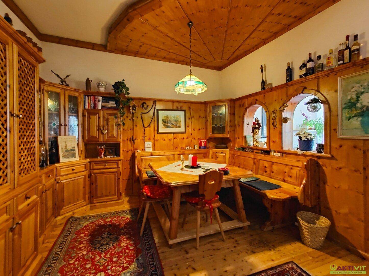 Traditioneller Essbereich im alpinen Stil mit Holzvertäfelung, Eckbank und rustikalen Möbeln.