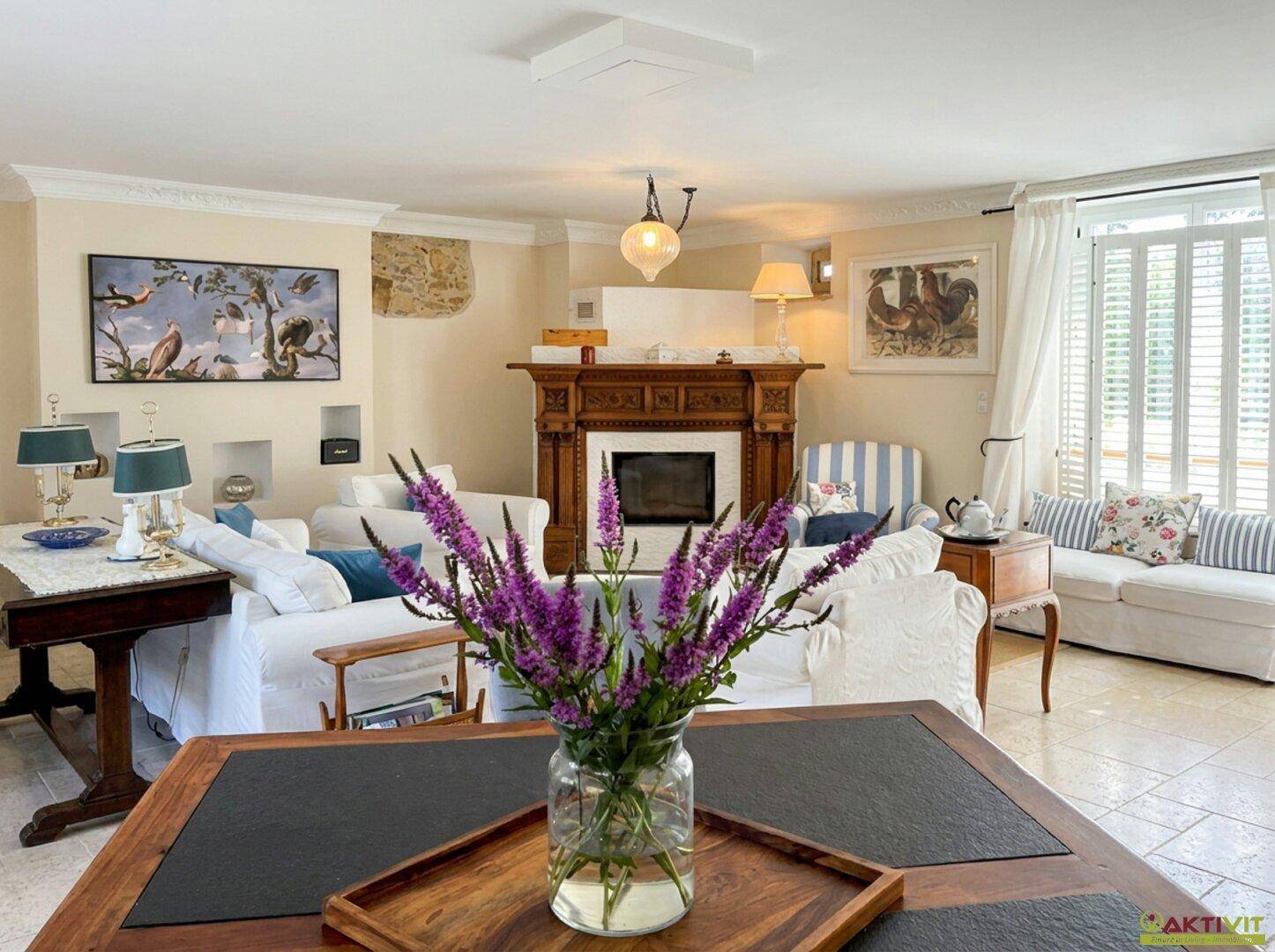 Elegantes Wohnzimmer mit Kamin, bequemen Sofas und traditioneller Einrichtung.