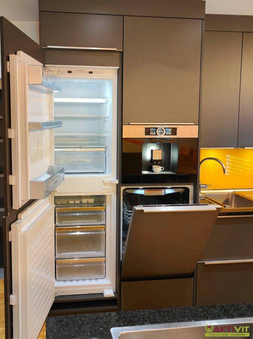 Integrierte Küchengeräte mit Kühlschrank, Geschirrspüler und eingebauter Kaffeemaschine in moderner Küche.
