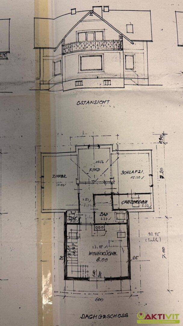 Grundriss des Dachgeschosses mit Schlafzimmer, Bad und Ankleide, sowie der Ostansicht des Hauses.