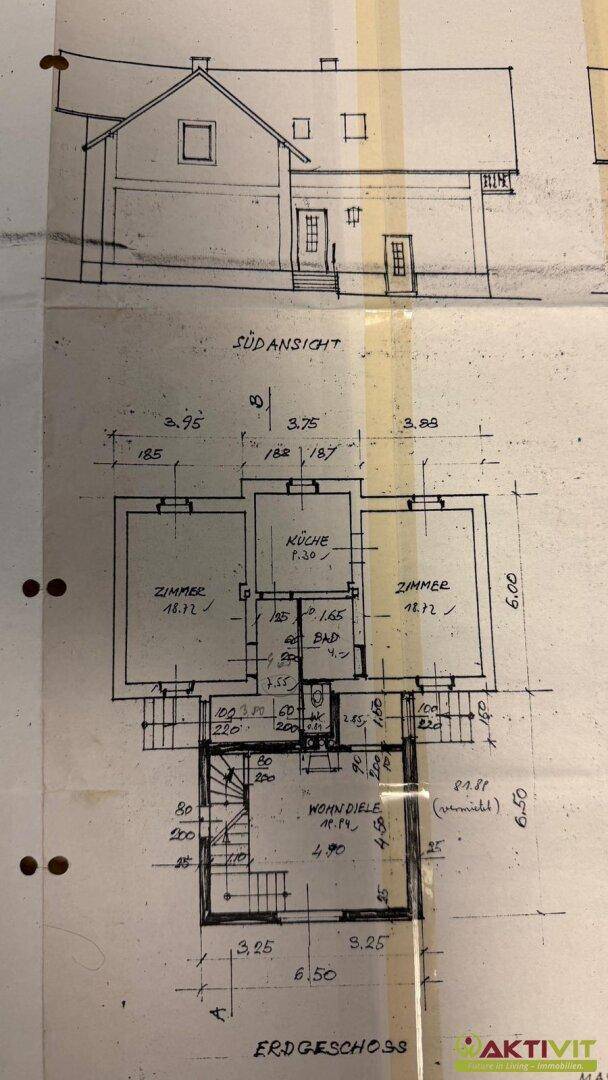 Grundriss des Erdgeschosses mit Zimmern, Küche und Bad, sowie der Südansicht des Hauses.