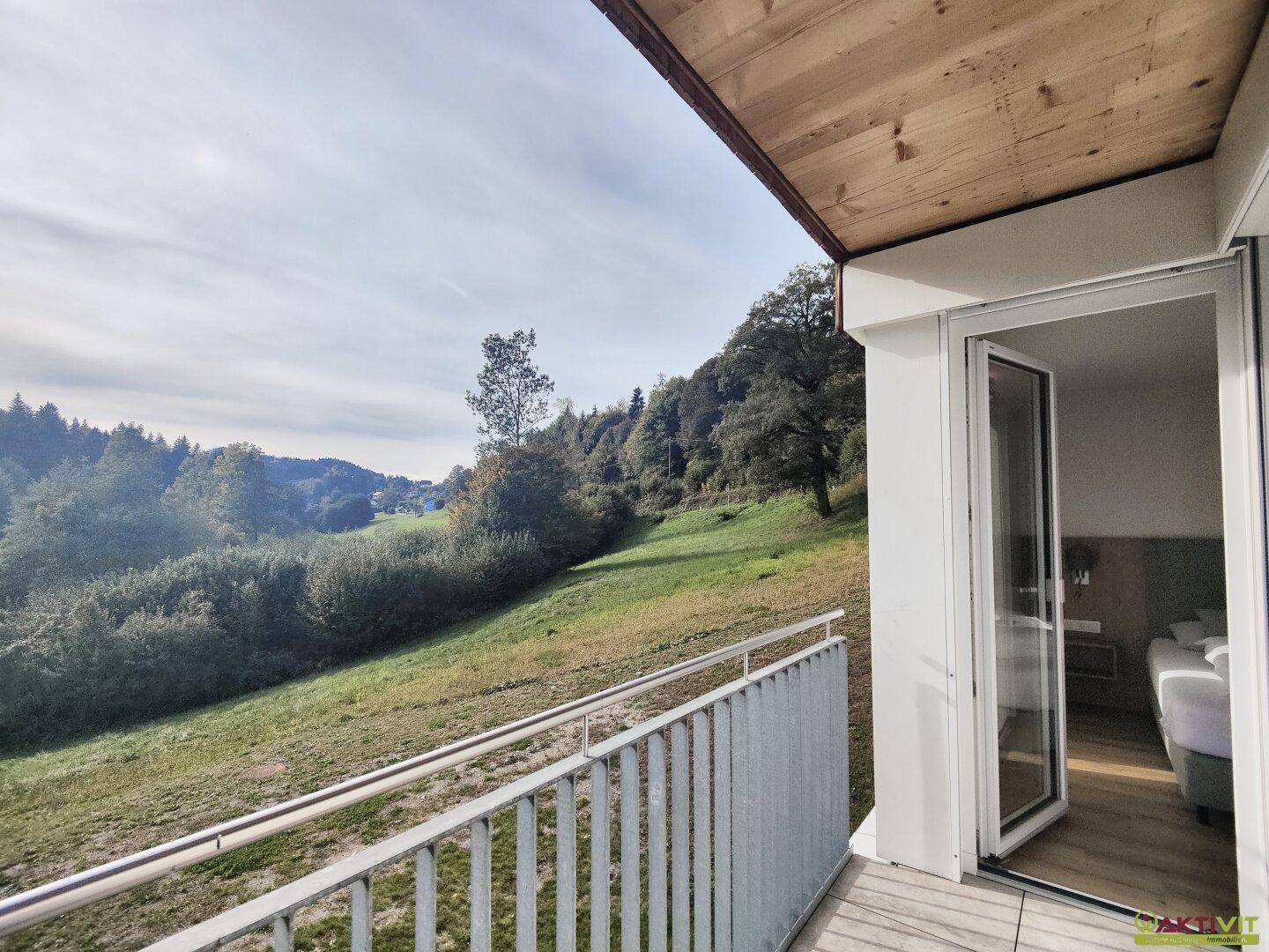 Balkon mit weitem Blick ins Grüne und auf die umliegende Landschaft, ideal zum Entspannen.