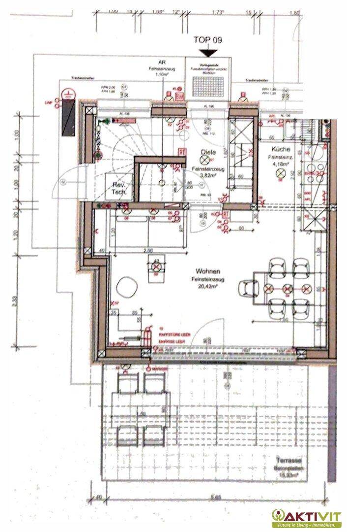 Grundriss des Erdgeschosses mit offenem Wohnbereich, Küche und Terrasse.