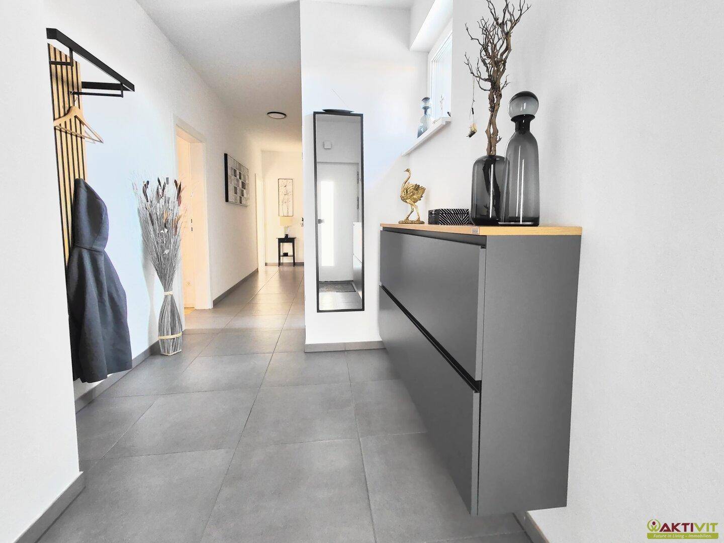 Heller Flur mit modernen Möbeln, Fliesenboden und Garderobe.