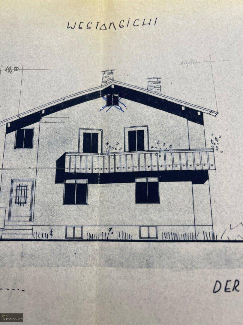 Historischer Bauplan der Westansicht eines Hauses mit Balkon und Fenstern.