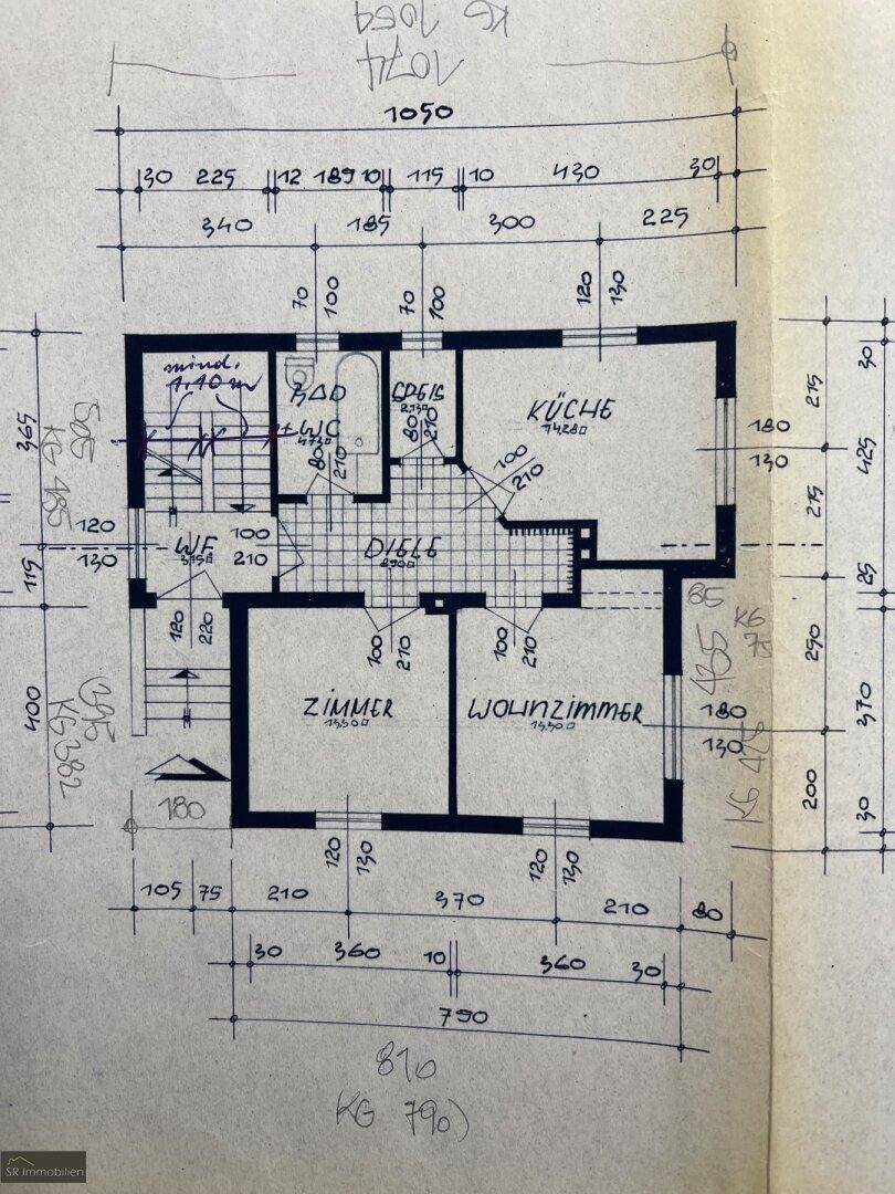 Handgezeichneter Grundriss des Erdgeschosses mit Zimmern, Küche und Diele.