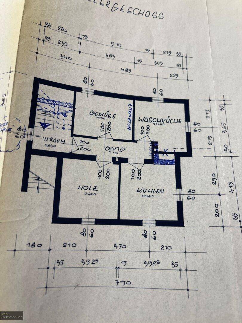 Handgezeichneter Grundriss des Kellergeschosses mit Waschküche und Lagerräumen.