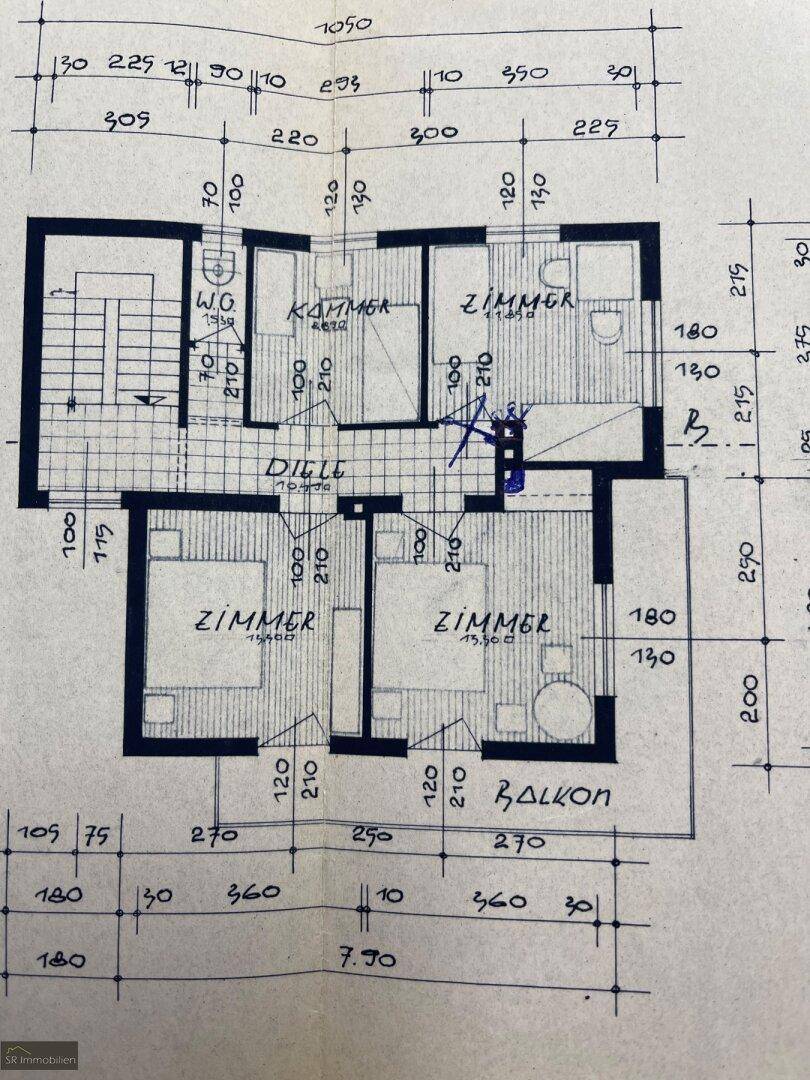 Handgezeichneter Grundriss des Obergeschosses mit mehreren Zimmern und Balkon.
