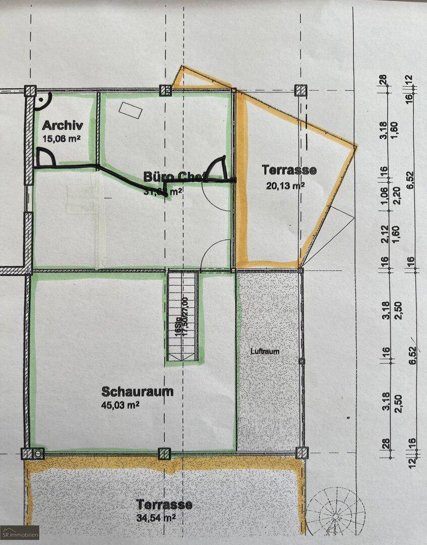Grundriss zeigt Büro, Archiv, Schauraum und zwei Terrassenbereiche mit unterschiedlichen Größen.