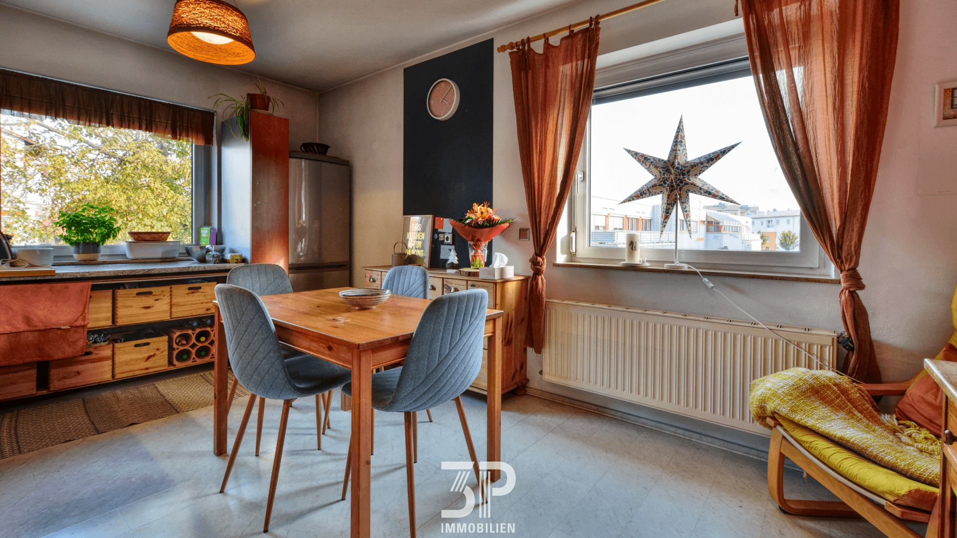 Essbereich mit Holztisch, Stühlen und Blick aus dem Fenster.