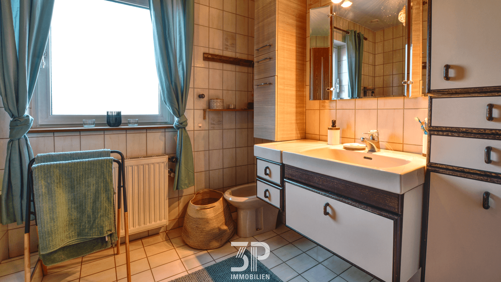 Badezimmer mit Fliesen, Einzelwaschbecken, Bidet und Fenster.
