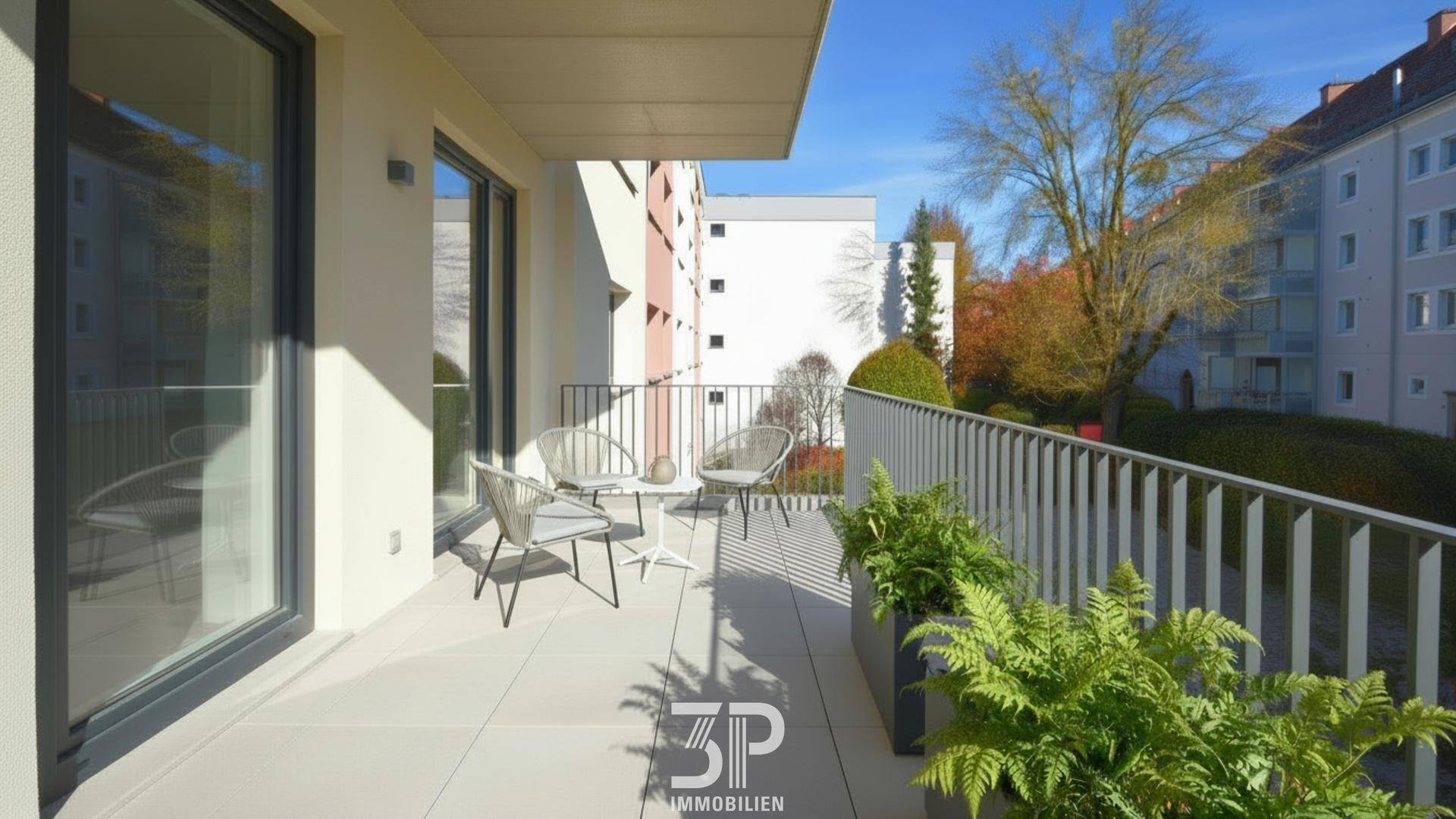 Sonnenverwöhnter Balkon mit Fliesenboden, Sitzgelegenheiten und Blick auf die Umgebung.