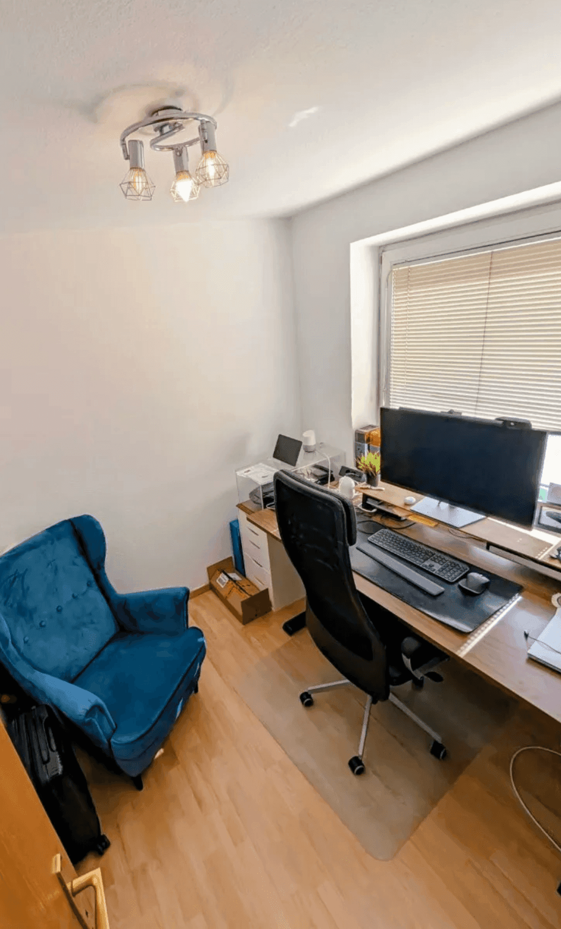 Helles Arbeitszimmer mit Schreibtisch, bequemem Sessel und Fenster, bietet eine ruhige Arbeitsumgebung.