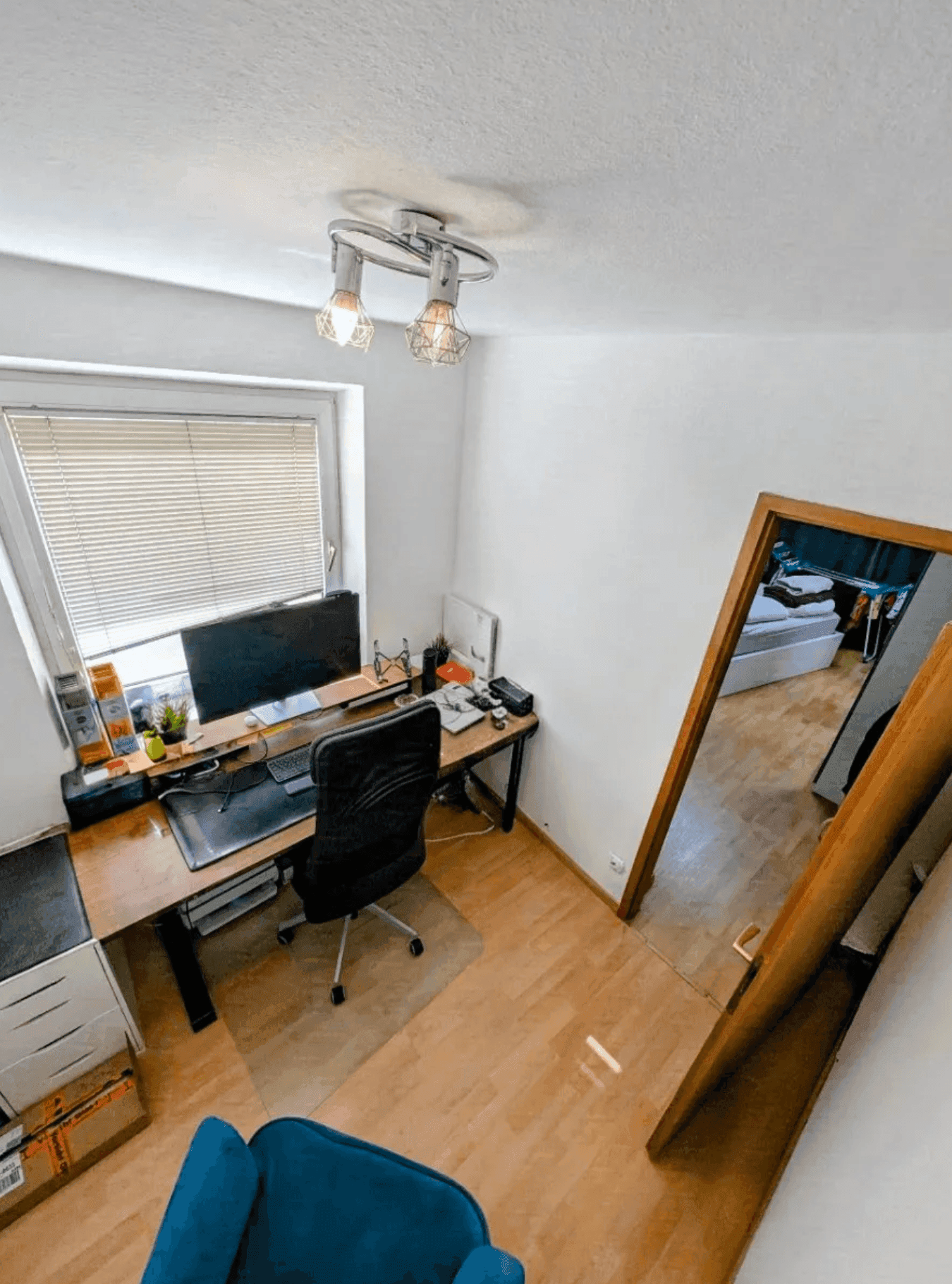 Funktionales Arbeitszimmer mit Schreibtisch, Bürostuhl und Fenster, ideal für Home-Office.