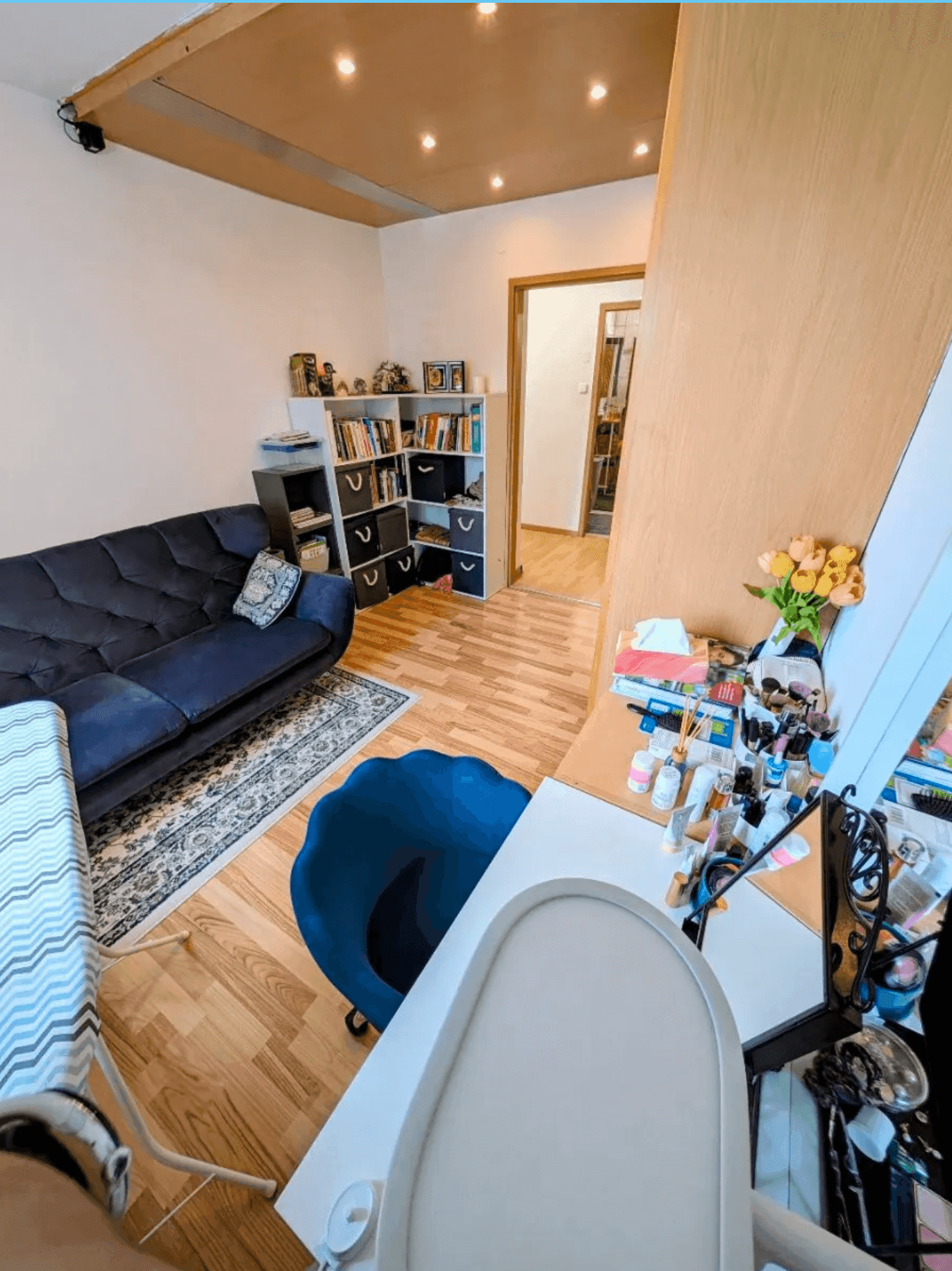 Gemütliches Zimmer mit Schlafsofa, Schreibtisch und Regal, ideal als Gäste- oder Arbeitszimmer.