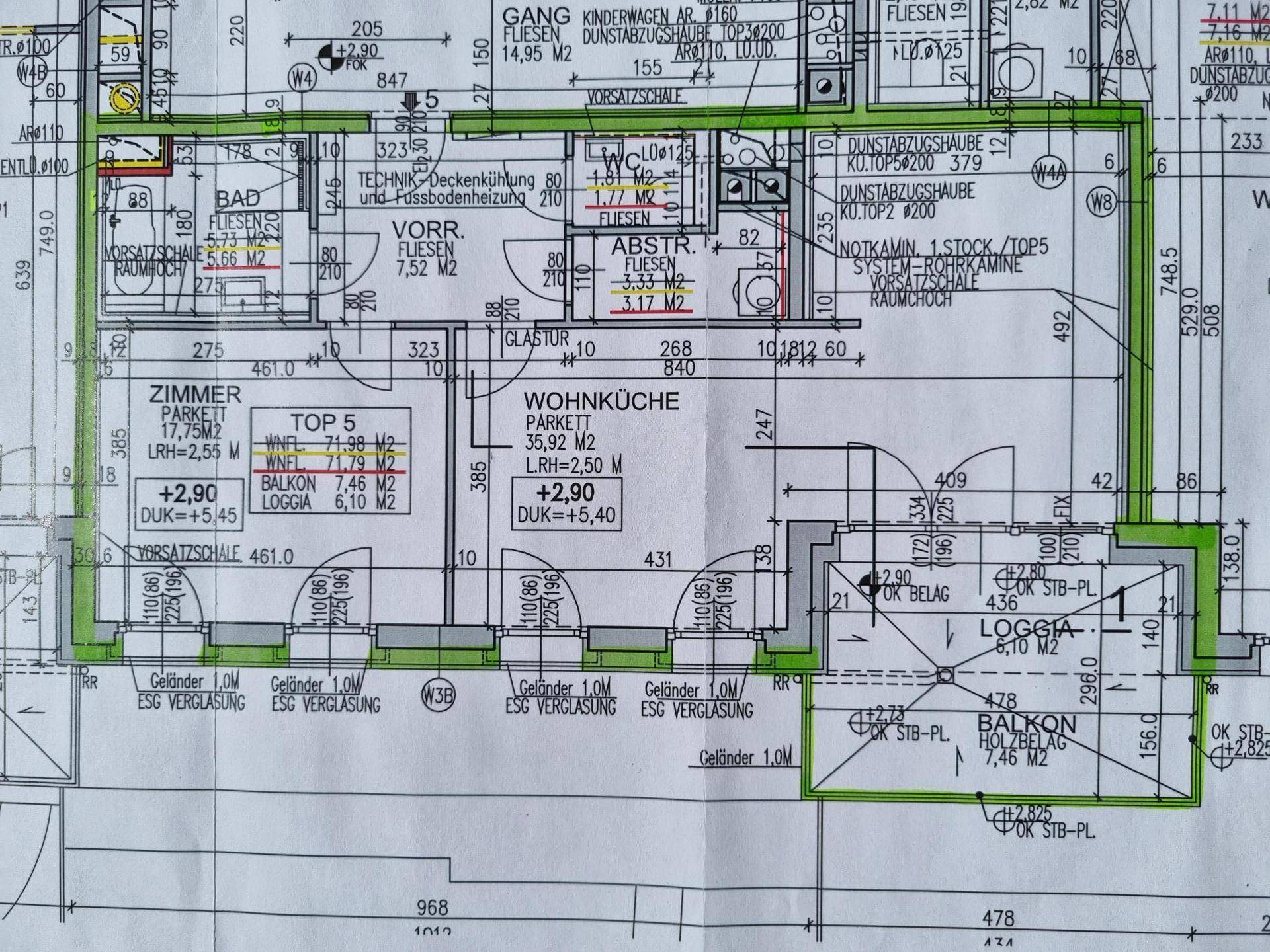 Detaillierter Grundriss einer Wohnung mit offener Wohnküche, Schlafzimmer, Bad, Loggia und Balkon.