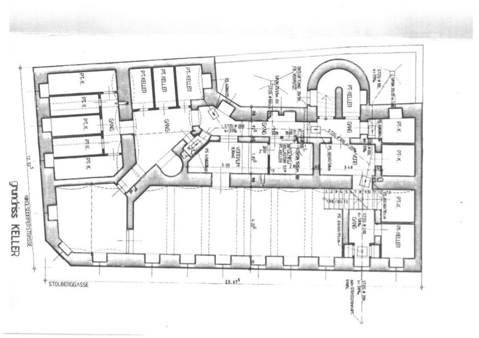 Detaillierter Grundriss des Kellergeschosses mit mehreren Lagerräumen, Gängen und Zugängen.