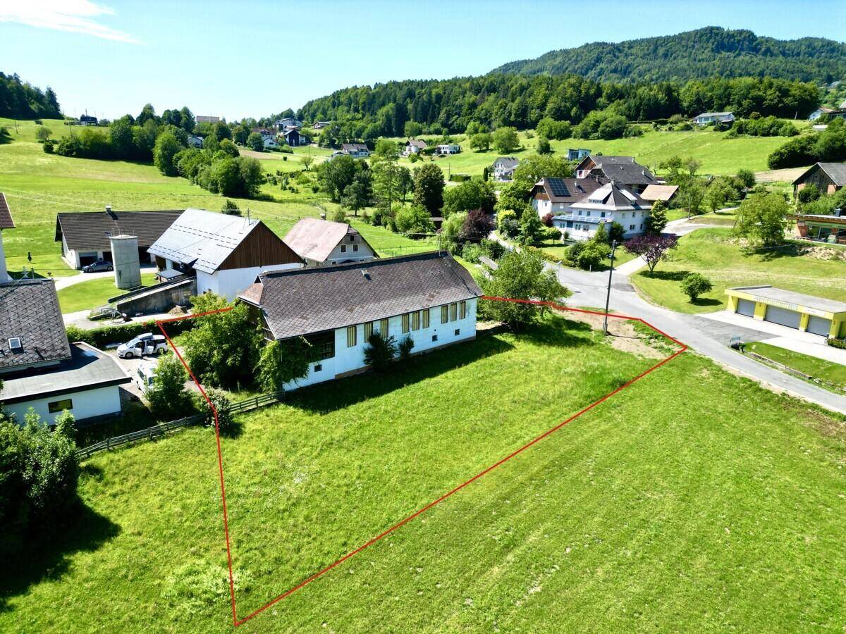 Weitläufiges Grundstück mit ländlicher Umgebung und Blick auf die umliegenden Hügel.