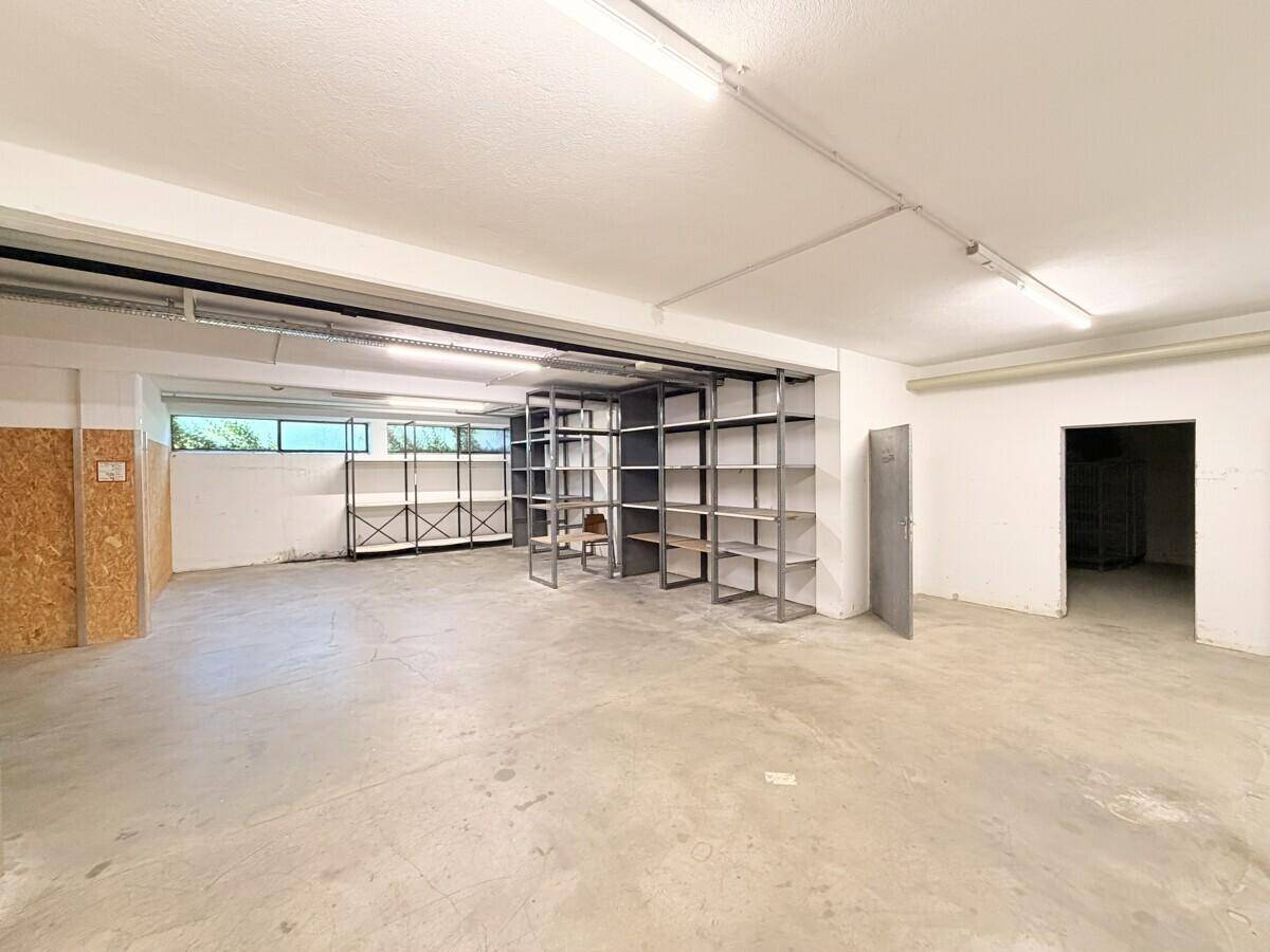 Geräumiger Lagerraum mit Betonboden und Metallregalen, ideal für die Warenlagerung und Organisation.