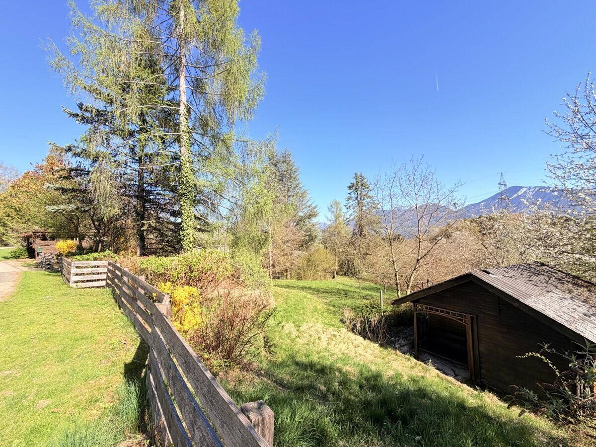 Kleines Nebengebäude in ländlicher Umgebung mit Blick auf die grüne Hügellandschaft.