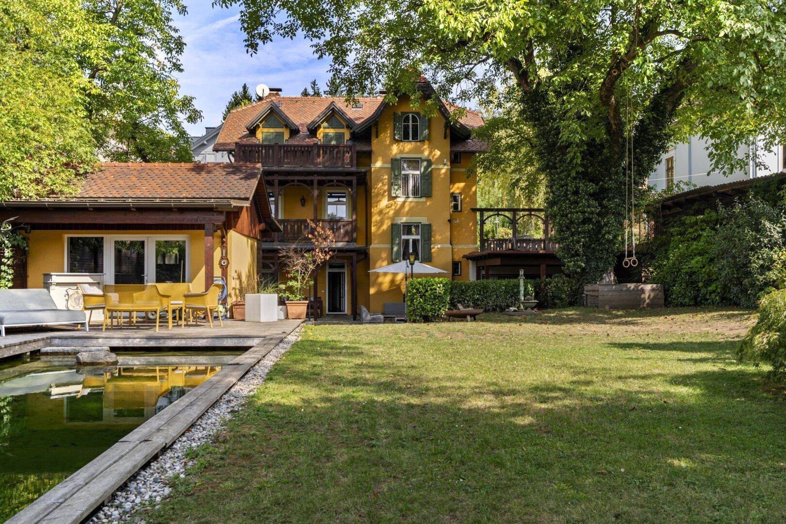 Historische Villa mit großem Garten, Teich und Terrasse für entspannte Stunden.