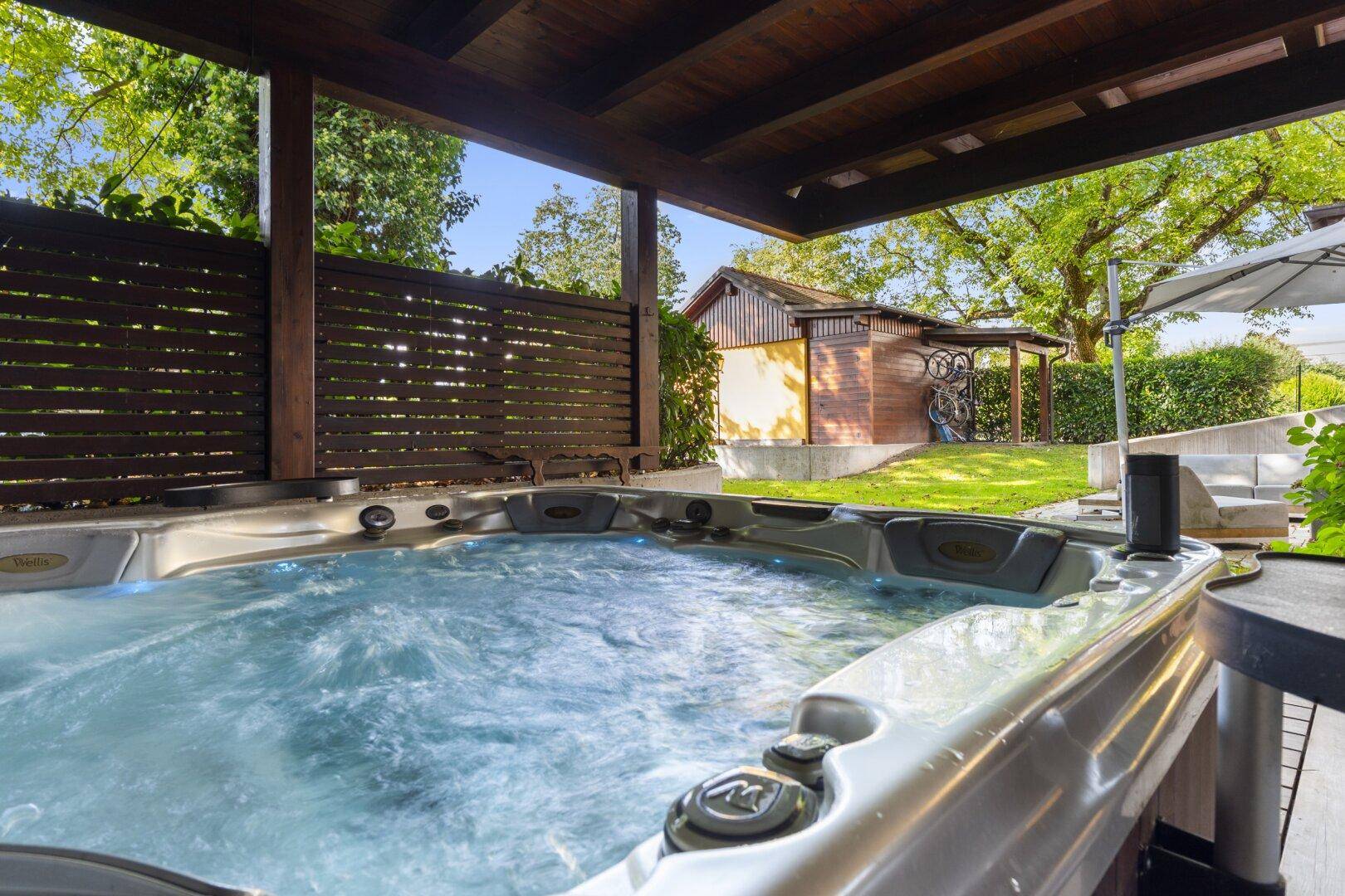 Überdachter Whirlpoolbereich im Garten, ideal für Entspannung im Freien.
