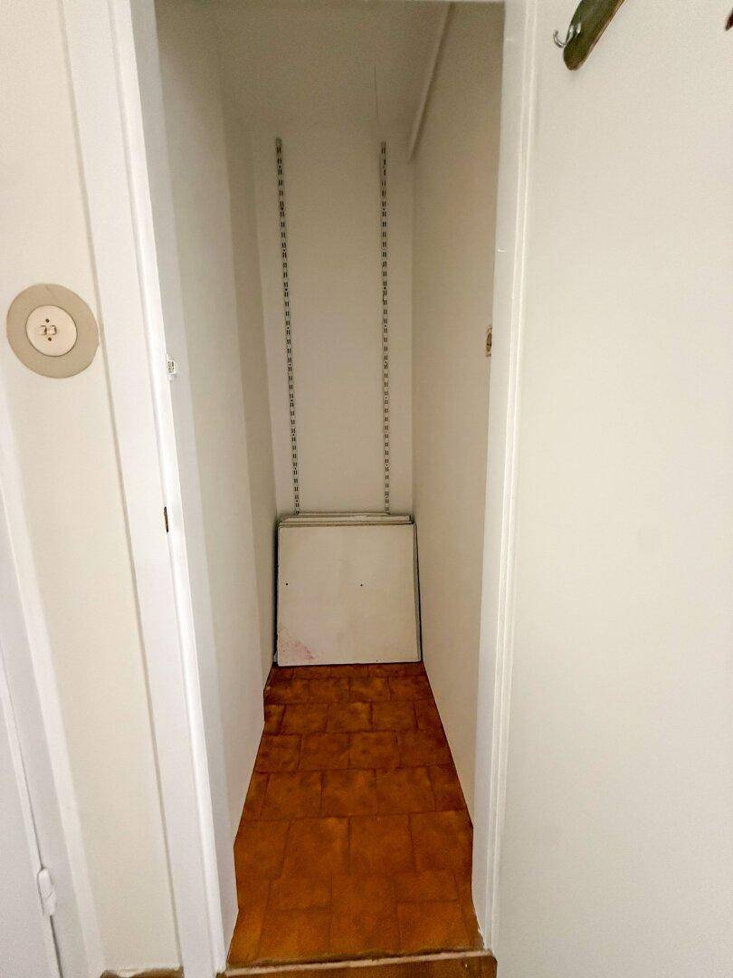 Praktischer Abstellraum mit Regalsystem und gefliestem Boden für zusätzlichen Stauraum.