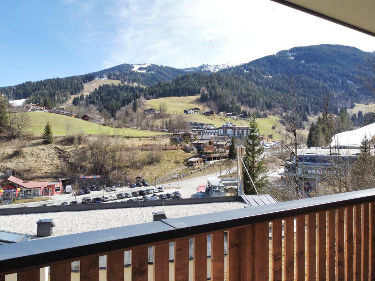 Weitblick vom Balkon über die Dächer der Nachbarschaft und die beeindruckende Bergkulisse.
