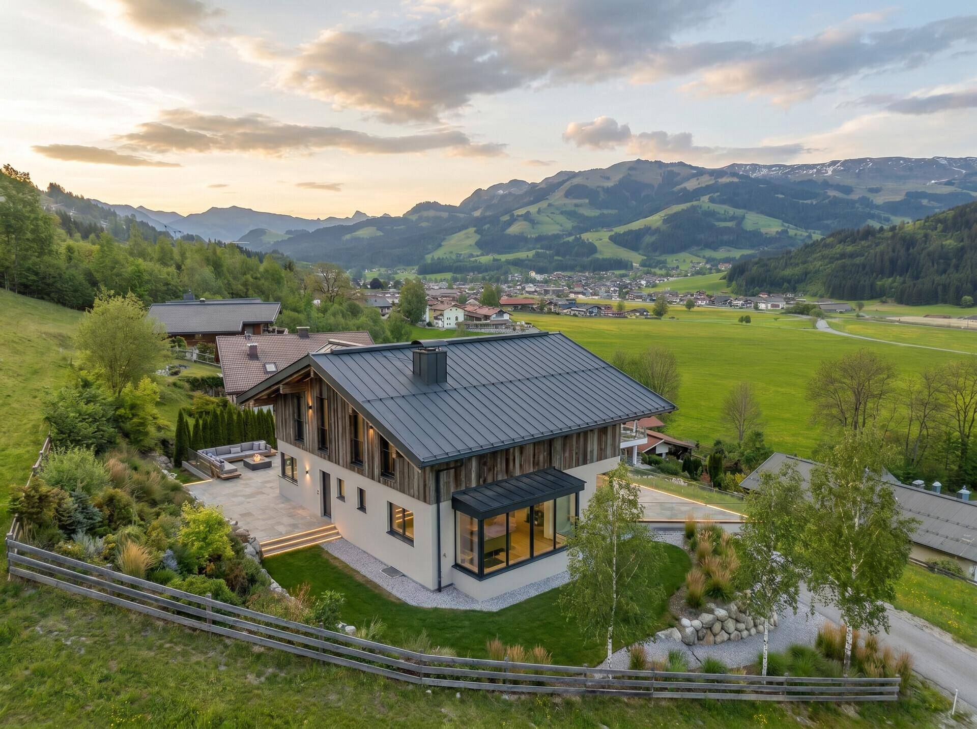 Exklusives Chalet mit modernem Design, gepflegtem Garten und weitem Blick auf die Berglandschaft.