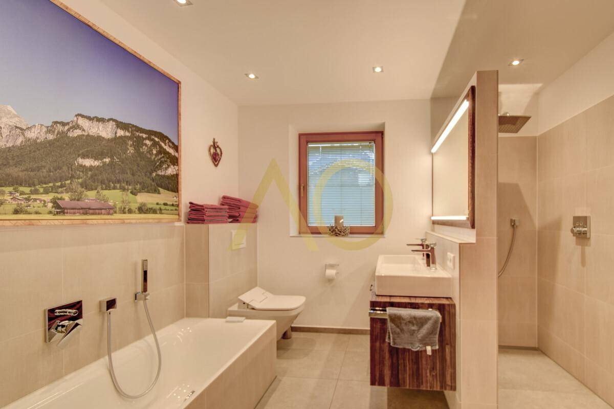 Modernes Badezimmer mit Badewanne, ebenerdiger Dusche und Fenster.