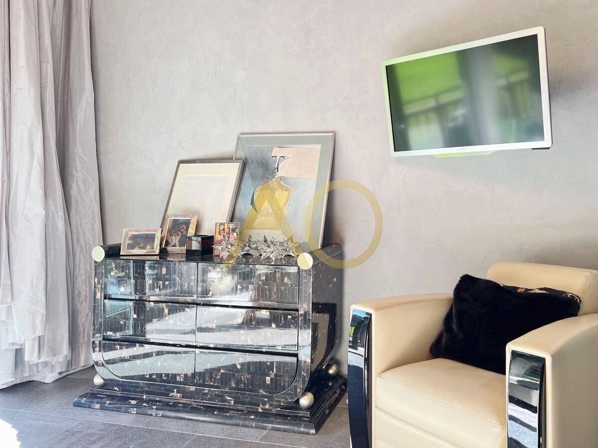 Detailaufnahme einer Kommode mit Fernseher und stilvoller Dekoration.