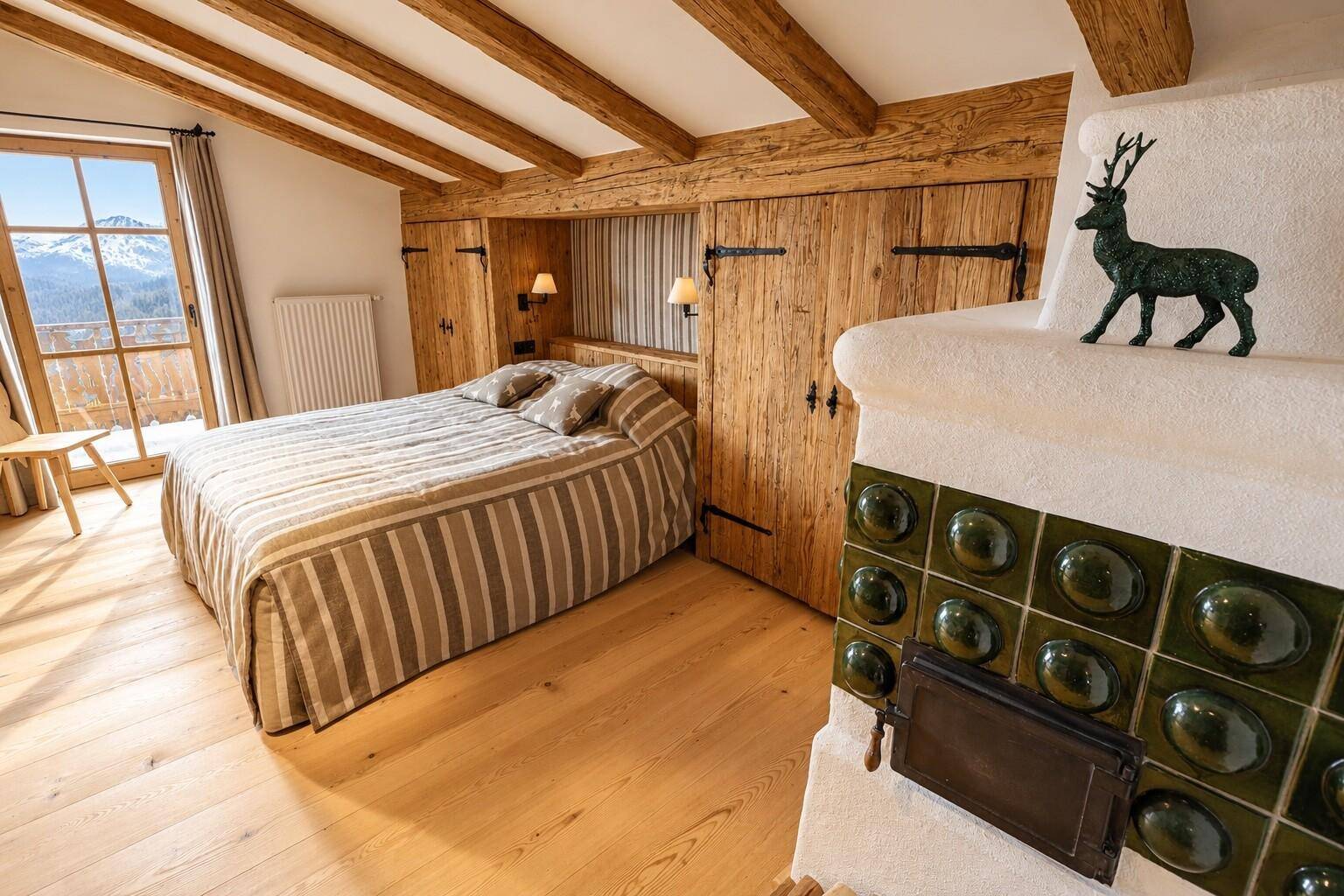 schlafzimmer Mit Kachelofen und Balkon