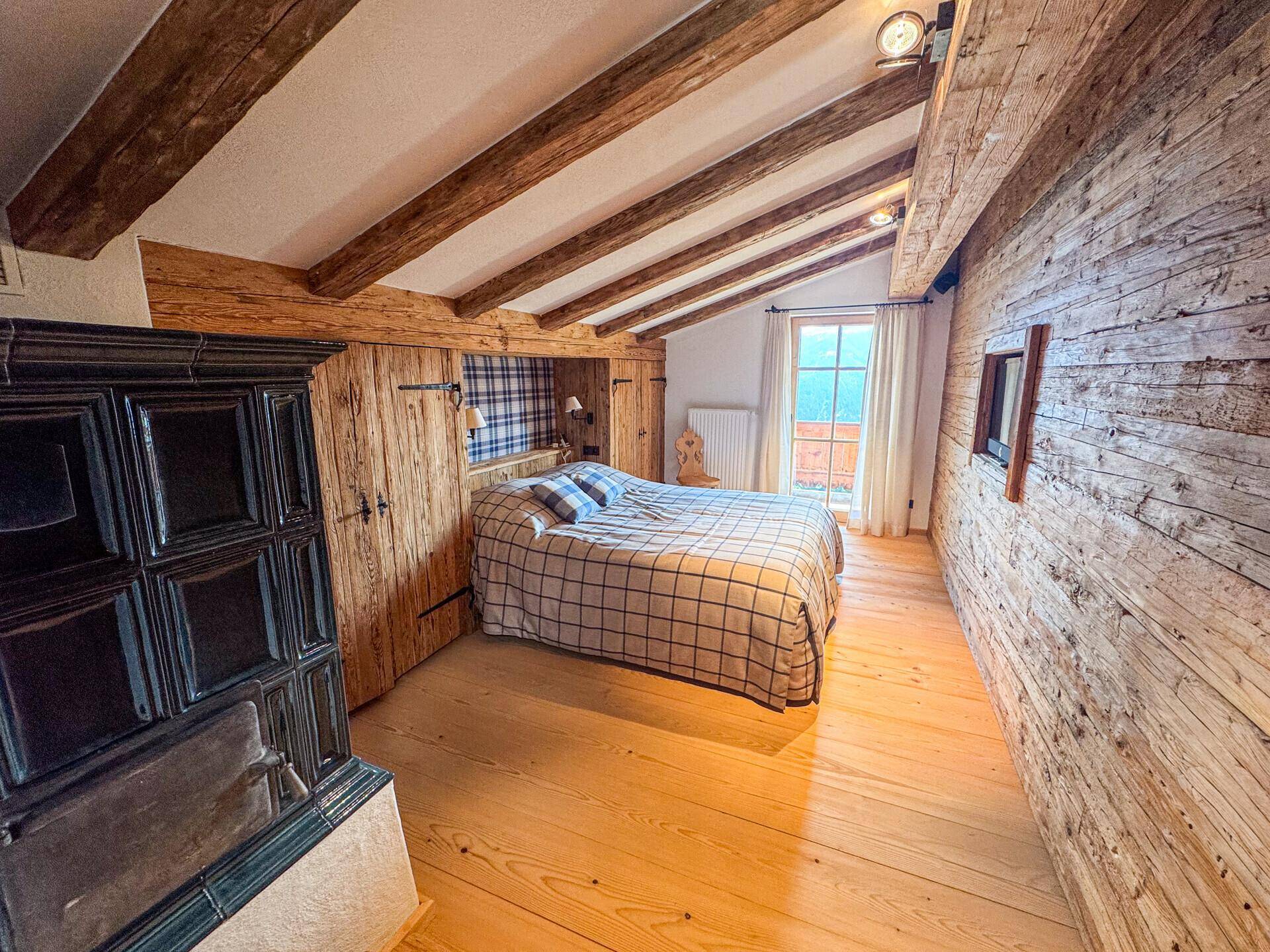 schlafzimmer Mit Kachelofen und Balkon