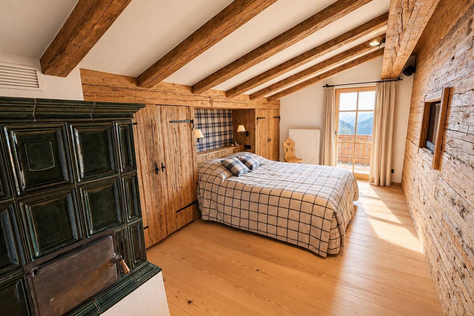 schlafzimmer Mit Kachelofen und Balkon