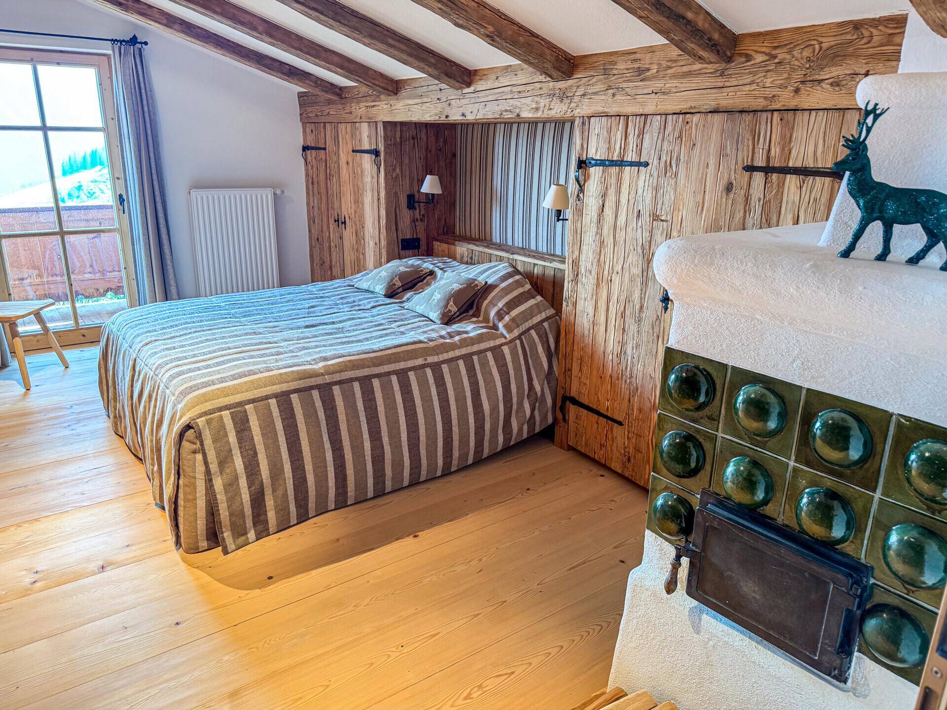 Schlafzimmer mit Kachelofen