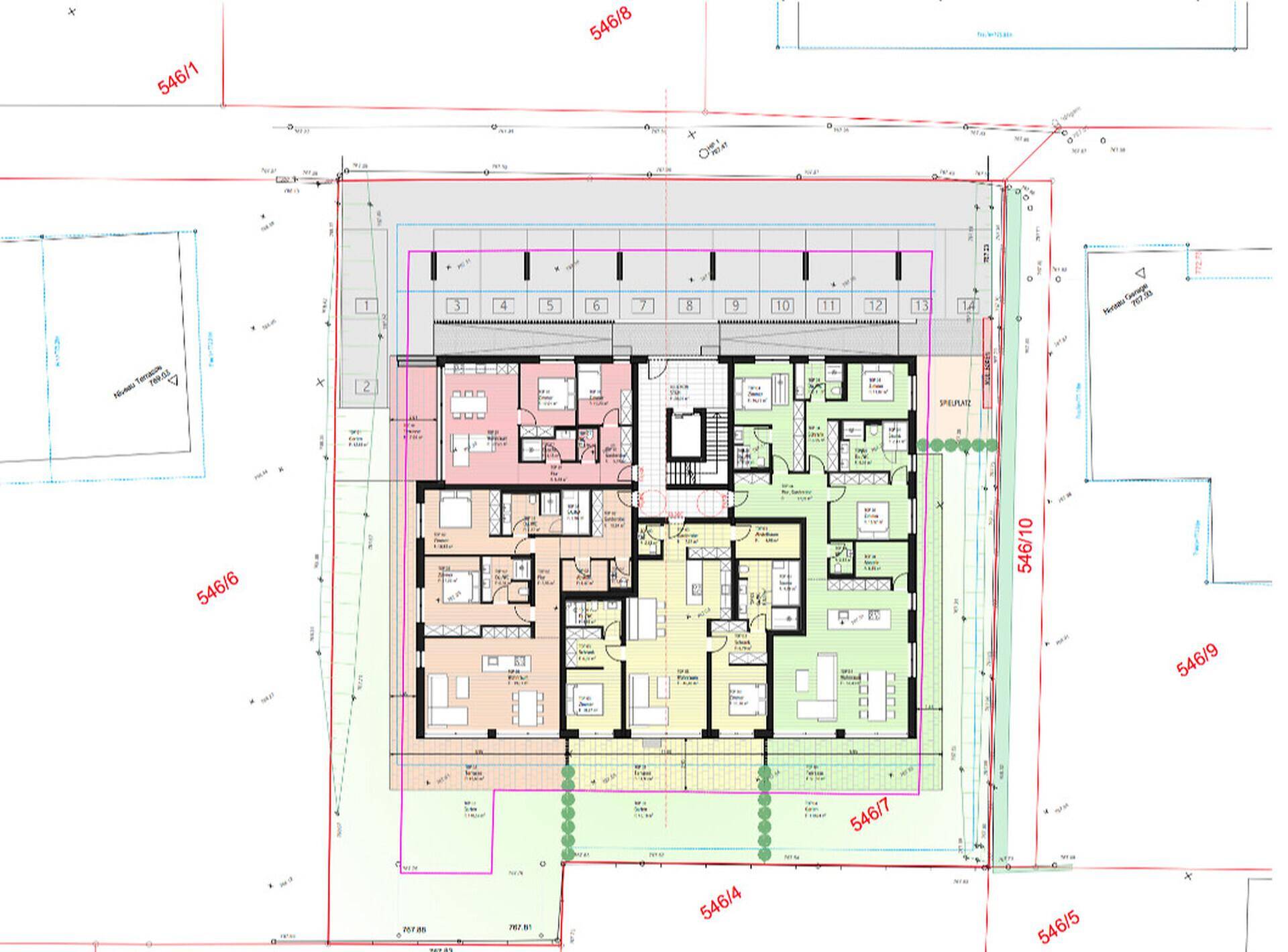 Detaillierter Grundriss des Erdgeschosses mit mehreren Wohneinheiten, Terrassen und Parkplätzen auf einem Katasterplan.