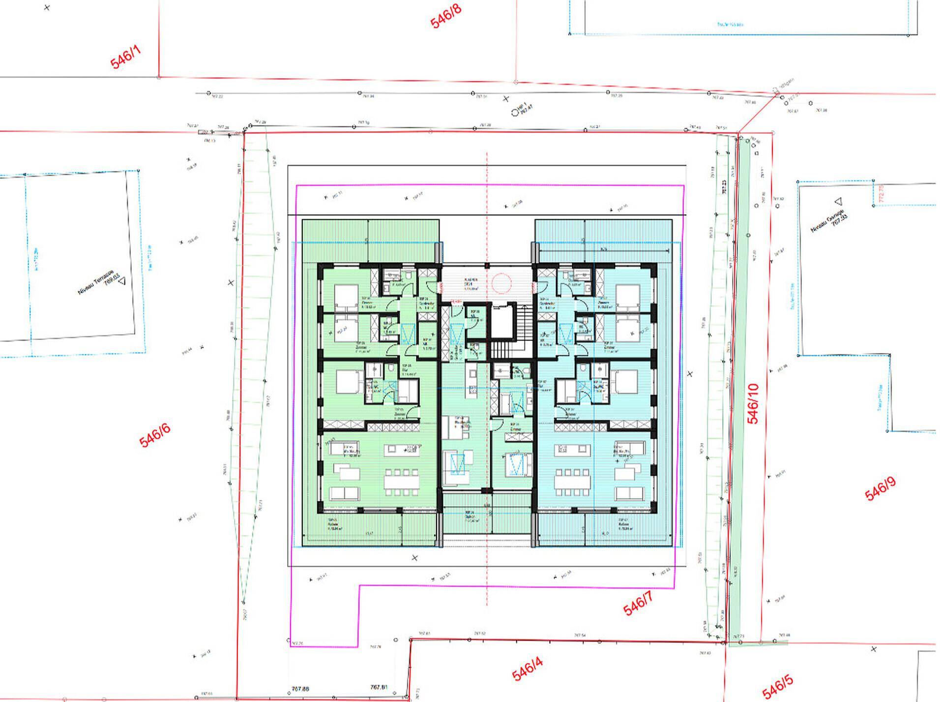 Grundriss des Obergeschosses mit Schlafzimmern, Bädern, Wohnbereichen und Balkonen, dargestellt auf einem Katasterplan.