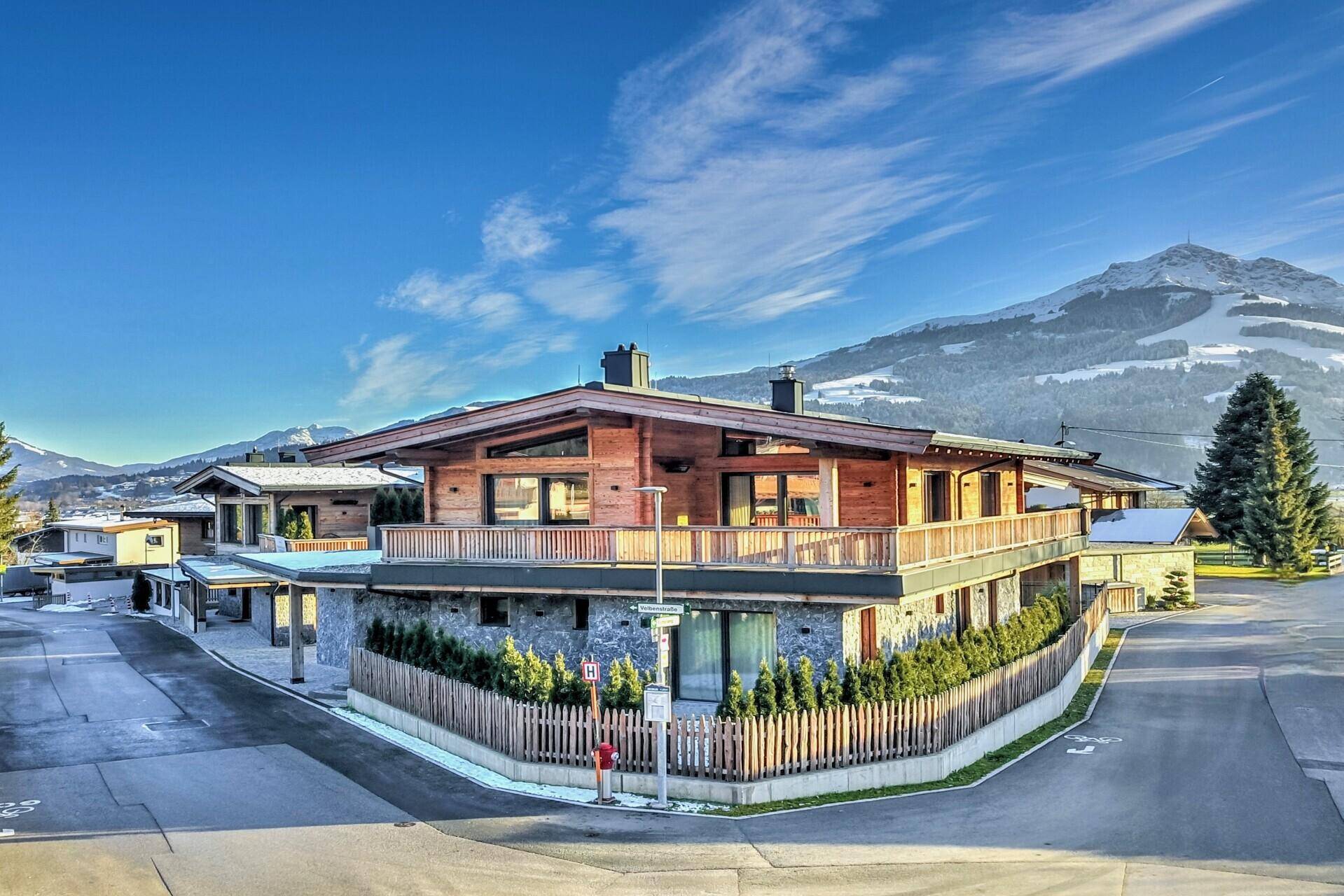 Attraktives Chalet mit Holz- und Steinfassade in alpiner Umgebung, sonnig gelegen und modern.