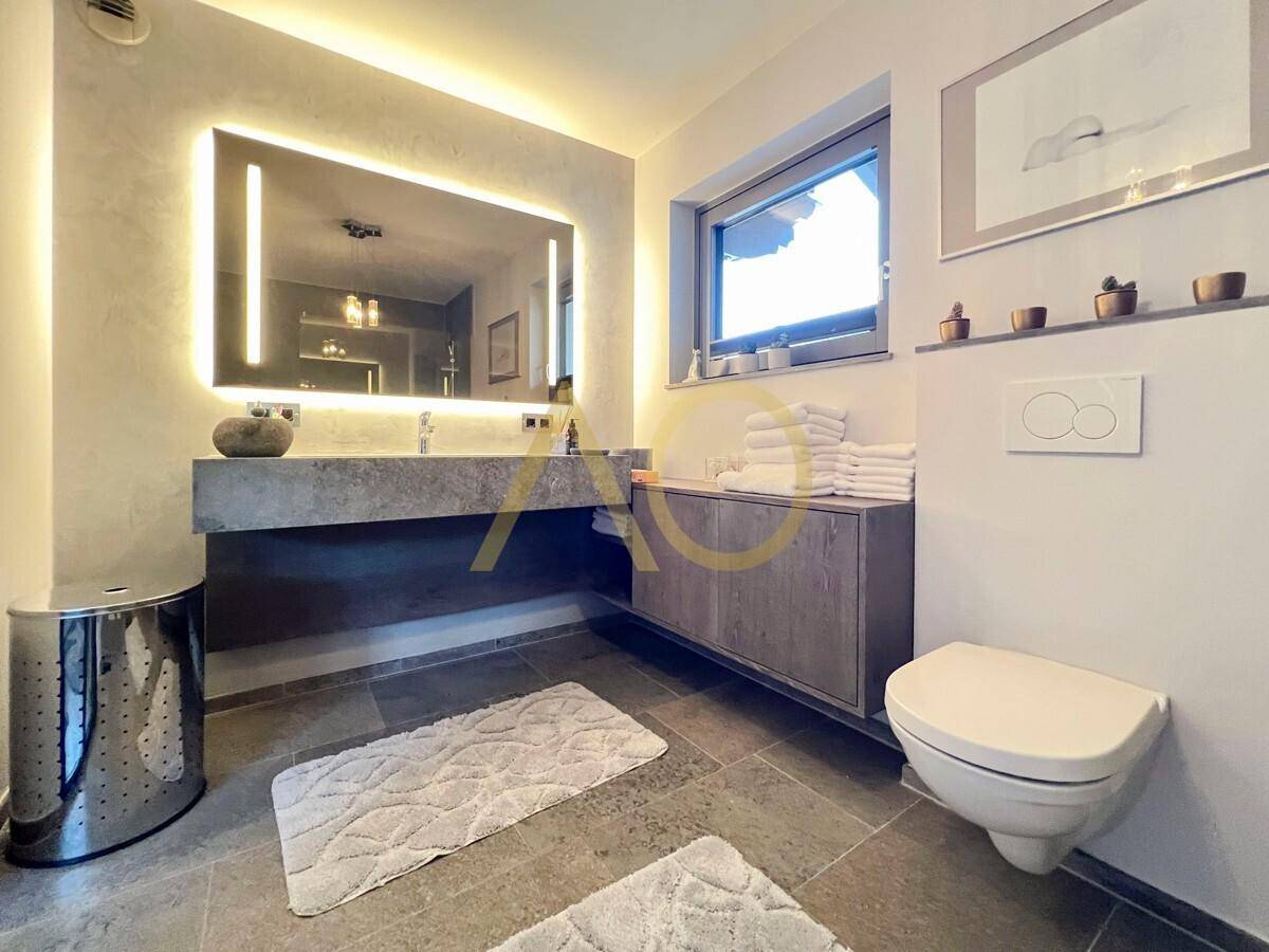 Wellnessbereich mit Sauna, Holzverkleidung und angrenzendem Schlafzimmer.