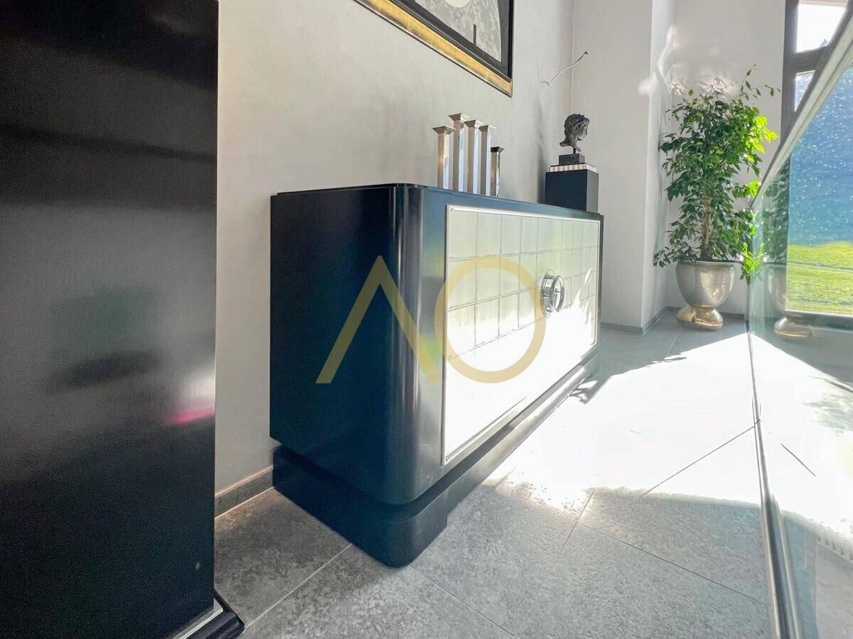 Detailaufnahme eines modernen Sideboards mit Dekoration im Wohnbereich.