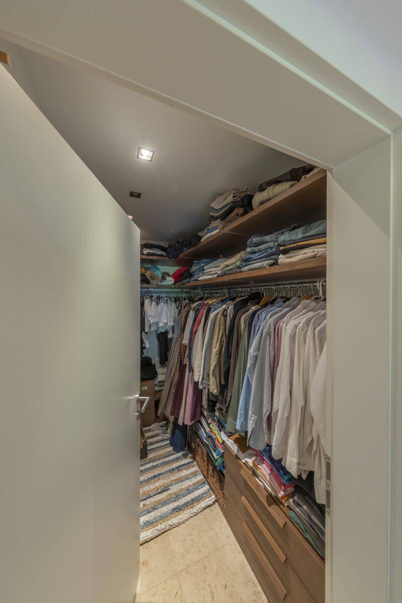 Gut organisierter begehbarer Kleiderschrank mit Regalen und Hängestangen für Kleidung.
