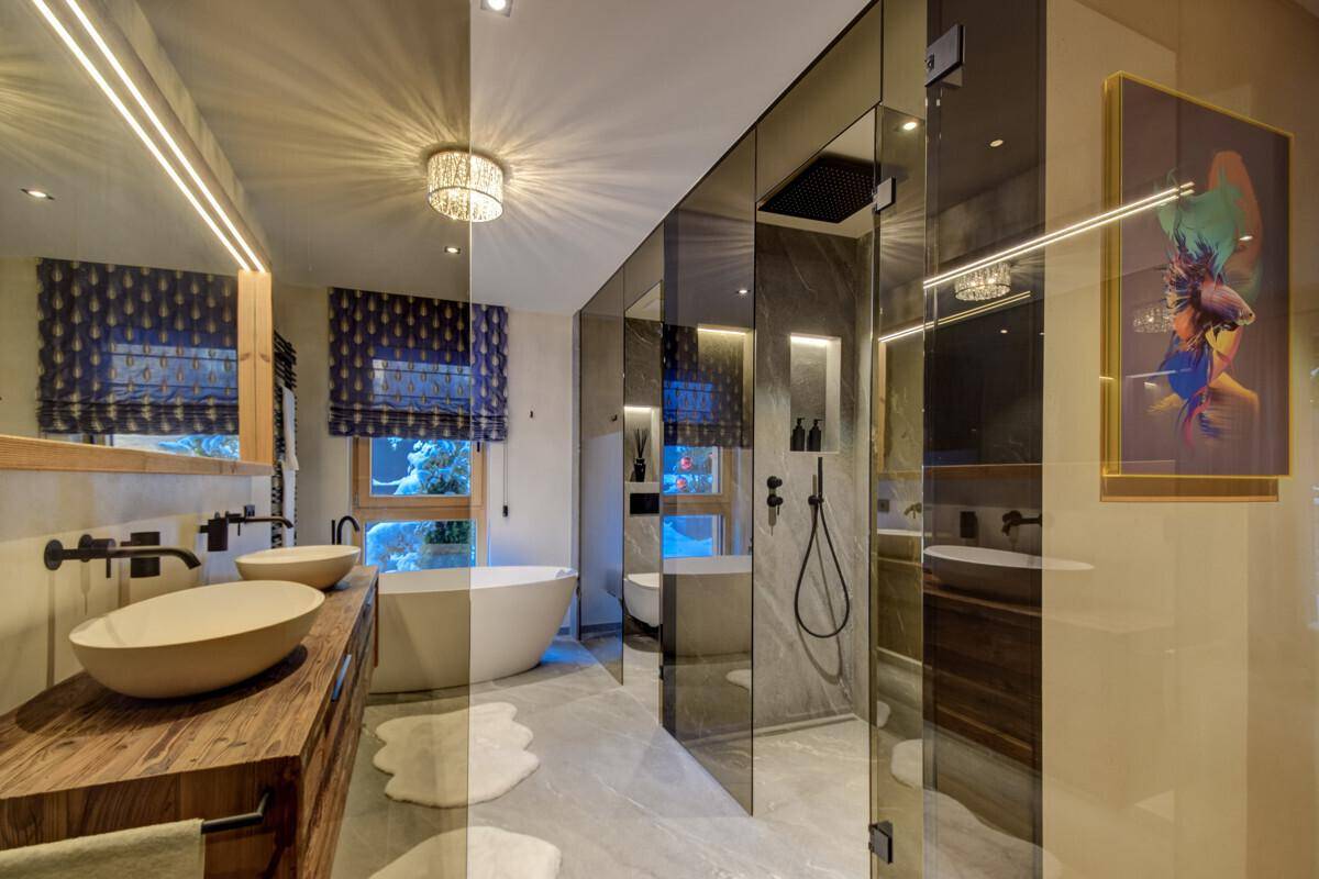 Luxuriöses Badezimmer mit freistehender Badewanne, Doppelwaschbecken und begehbarer Dusche.