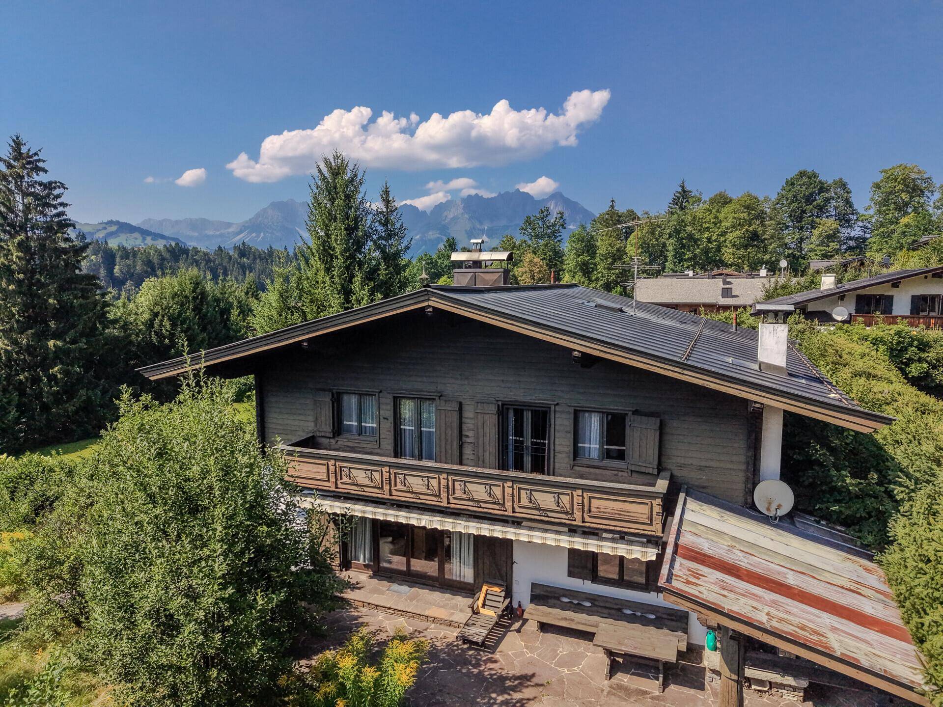Die Frontansicht mit dem Wilden Kaiser im Hintergrund