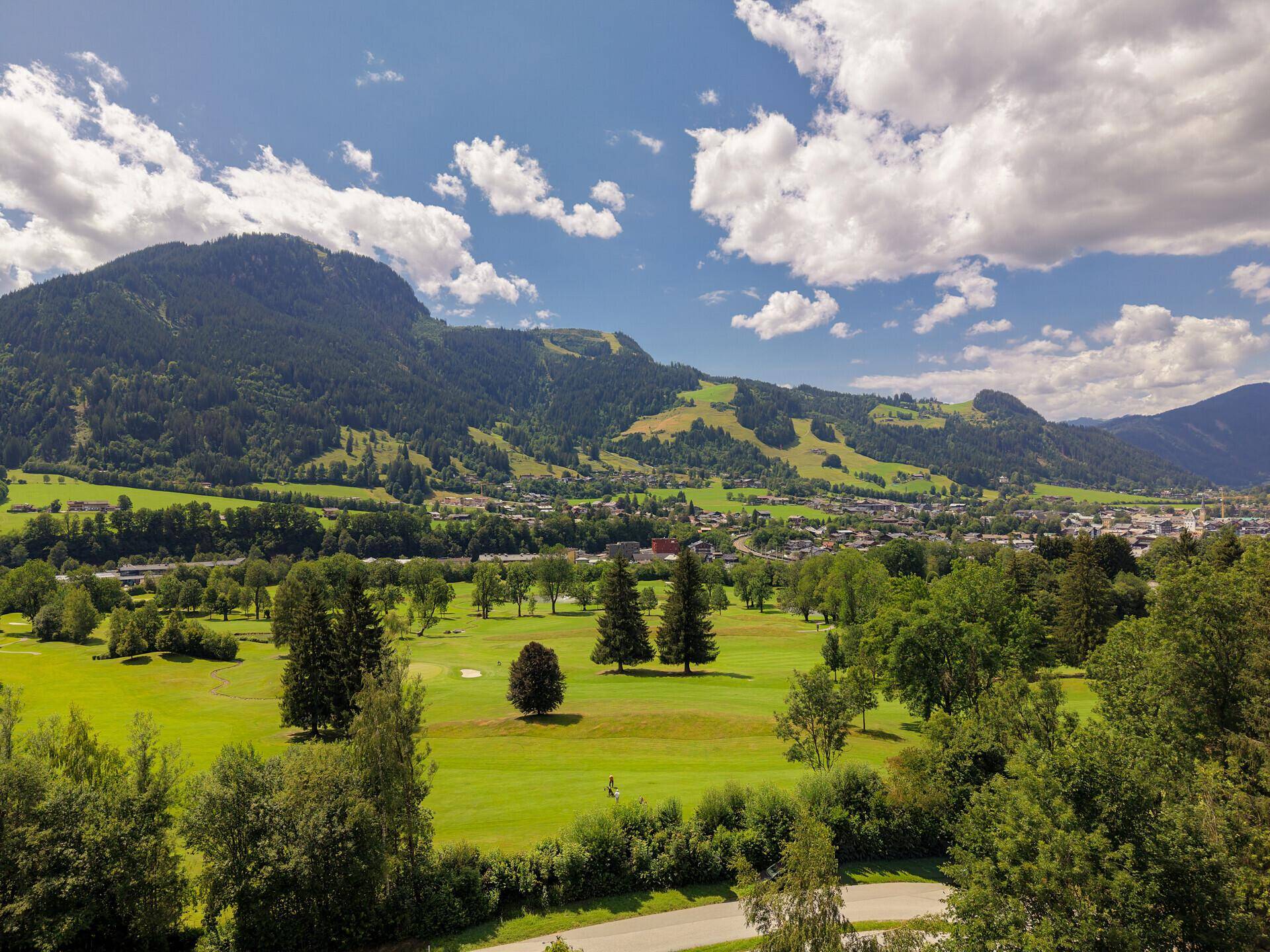 Der Blick auf den angrenzenden Goldplatz und die Bergwelt