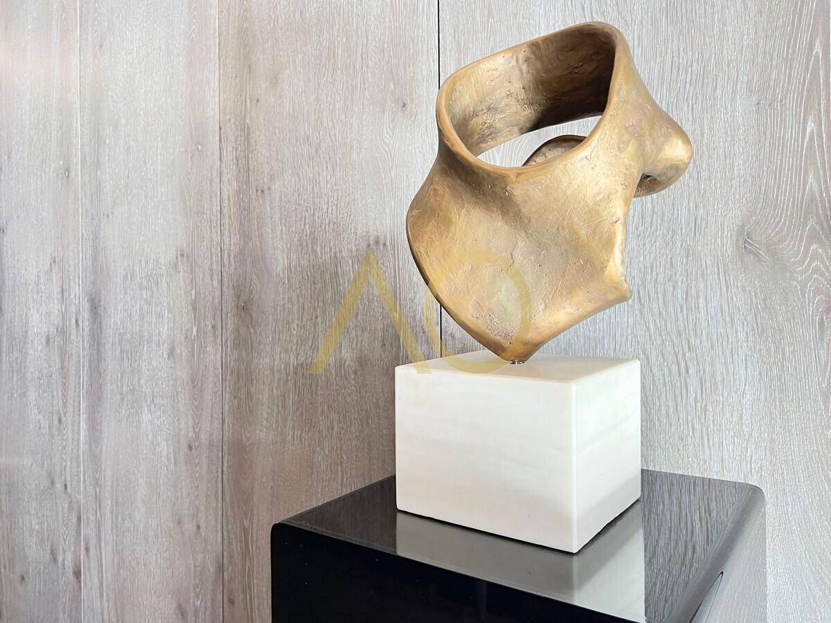 Detailaufnahme einer modernen Skulptur auf einem Podest im Eingangsbereich.