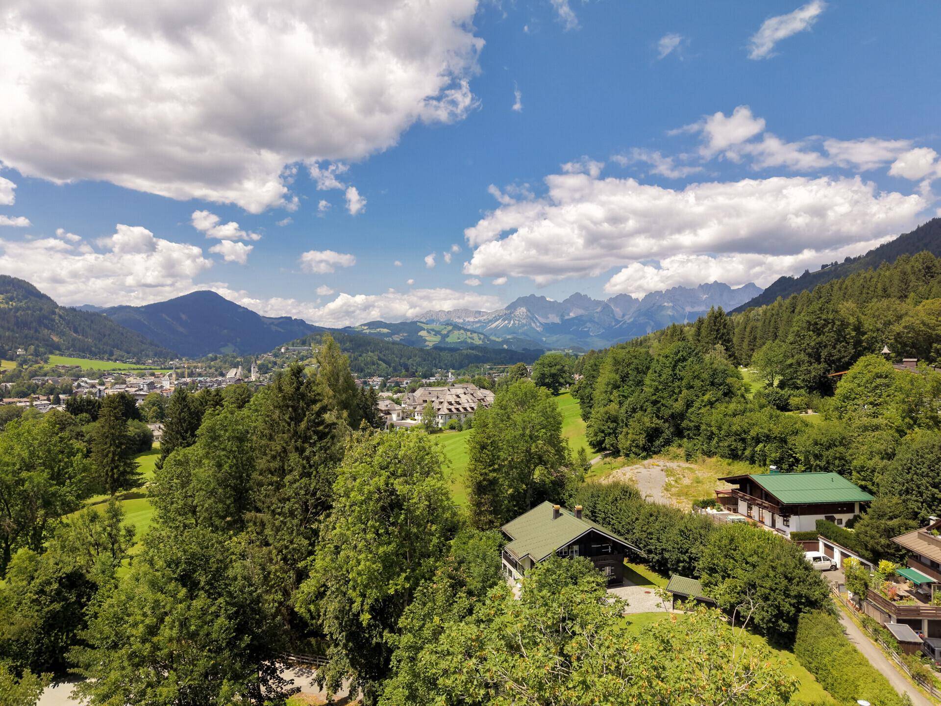 Mit Blick auf die umliegende Bergwelt