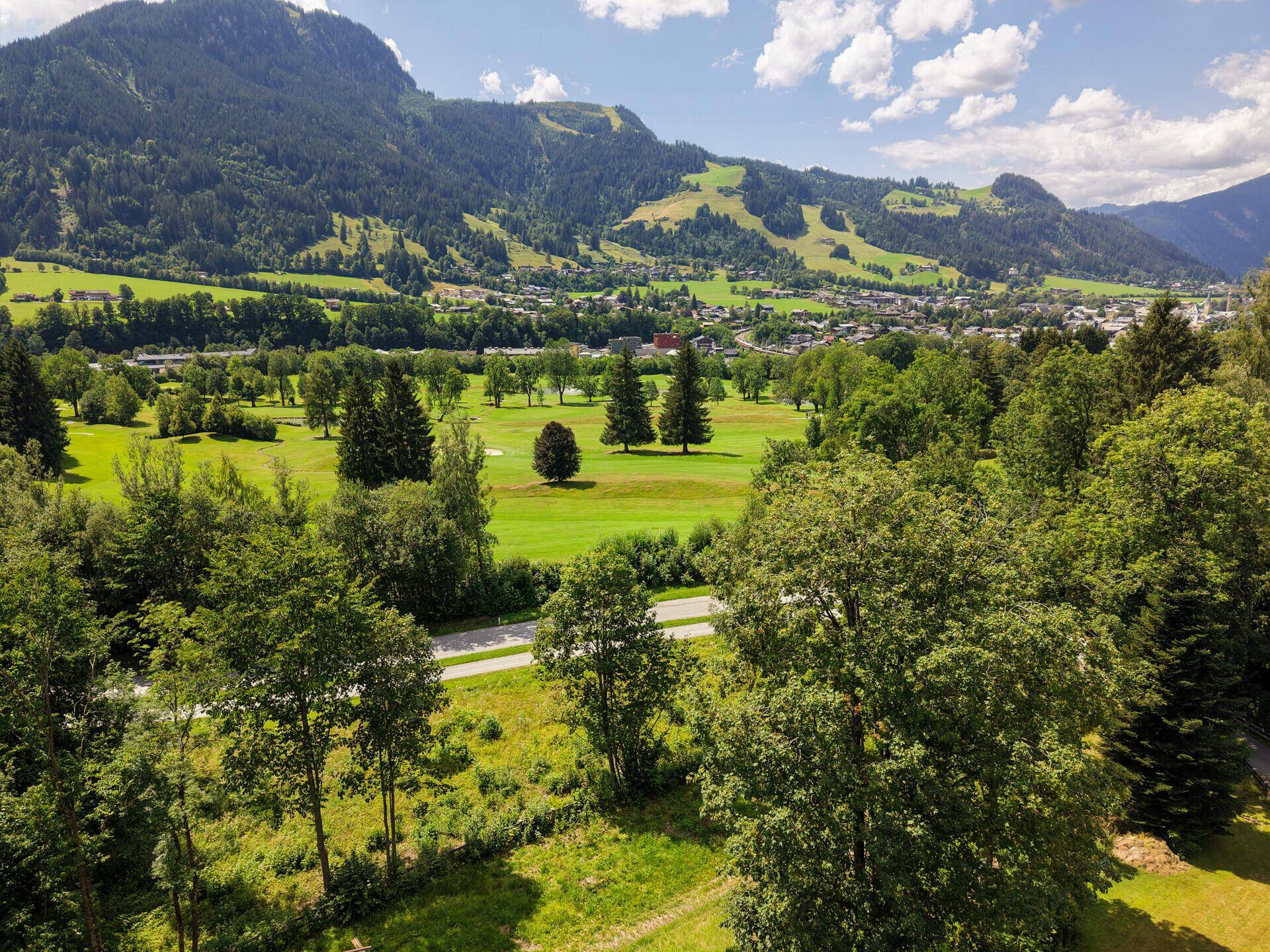 Der Blick auf den angrenzenden Goldplatz und die Bergwelt